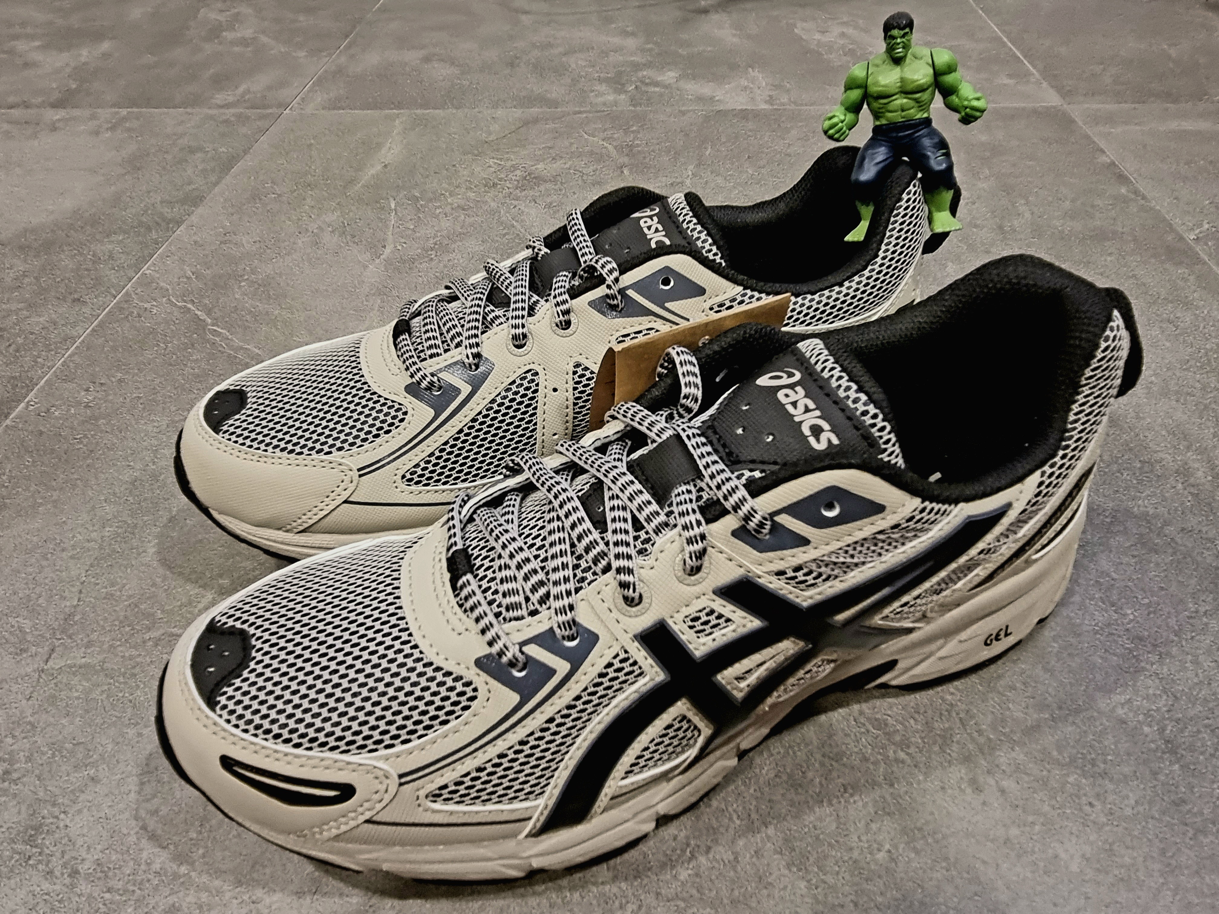 Asics Gel-Venture 6 Feather Grey Black 착용 스타일 - 1