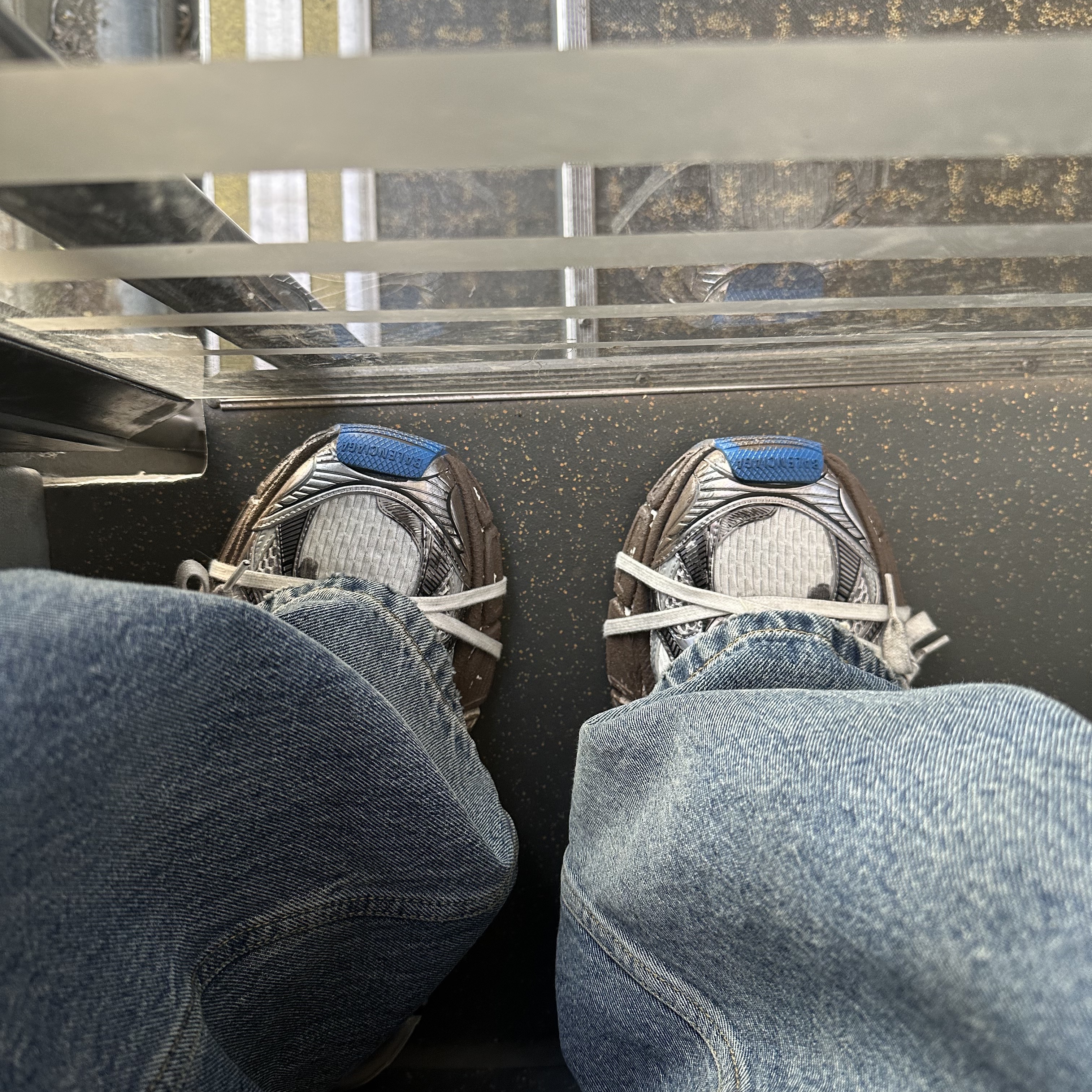 Balenciaga 3XL Sneakers Worn Out Grey White Blue 착용 스타일