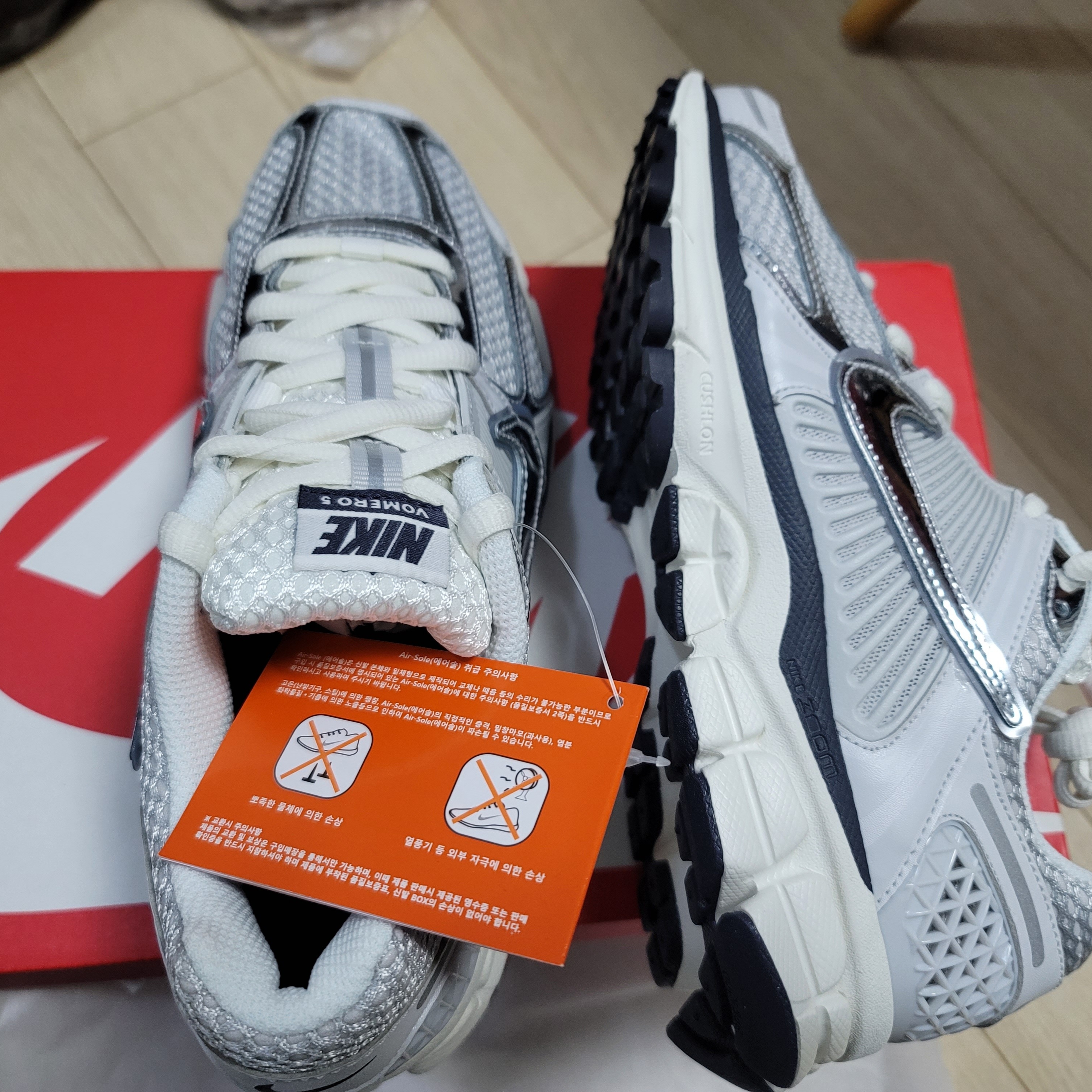 (W) Nike Zoom Vomero 5 Photon Dust and Metallic Silver 착용 스타일 - 1