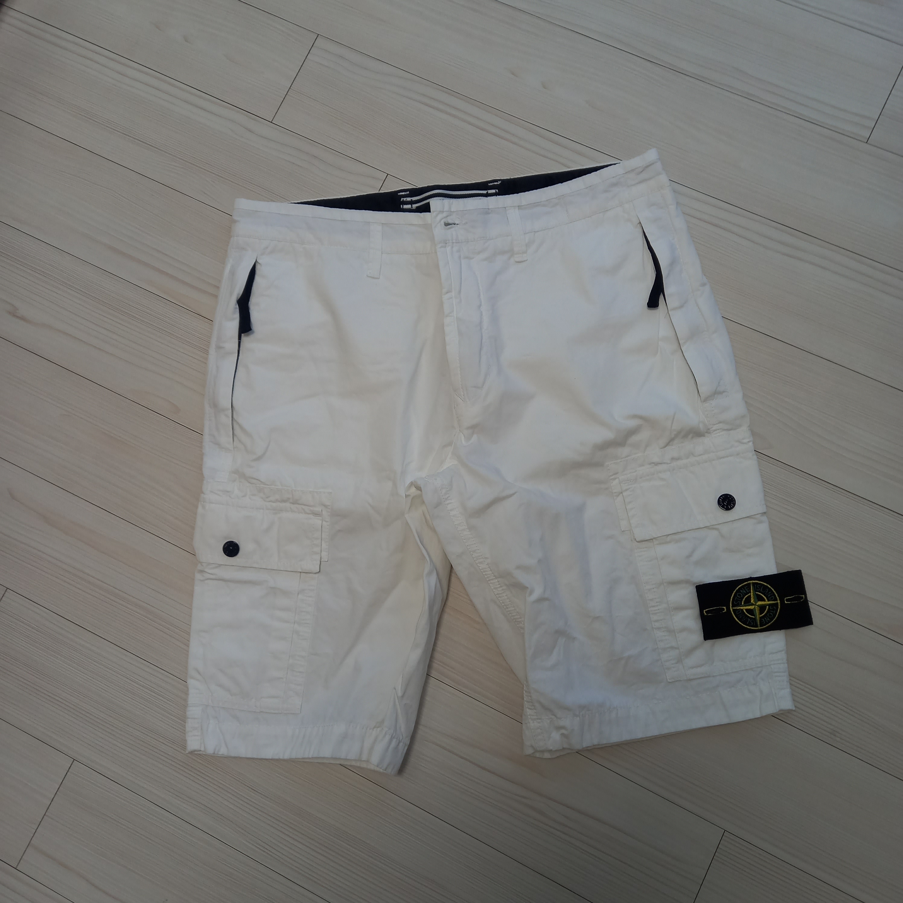 Stone Island L11WA Brushed Cotton Canvas Garment Dyed Bermuda Shorts White - 22SS 착용 스타일