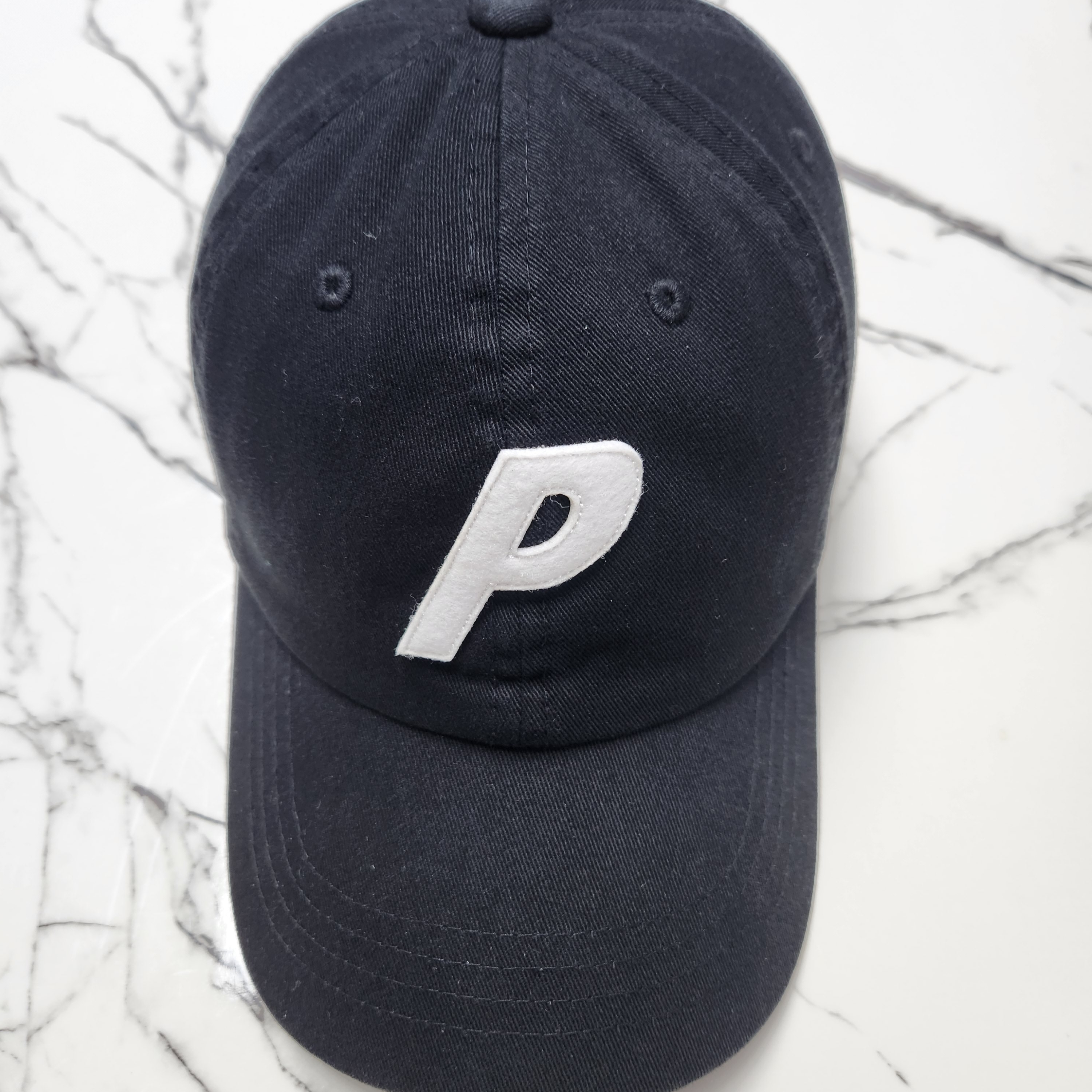 Palace P 6-Panel Black 착용 스타일 - 1