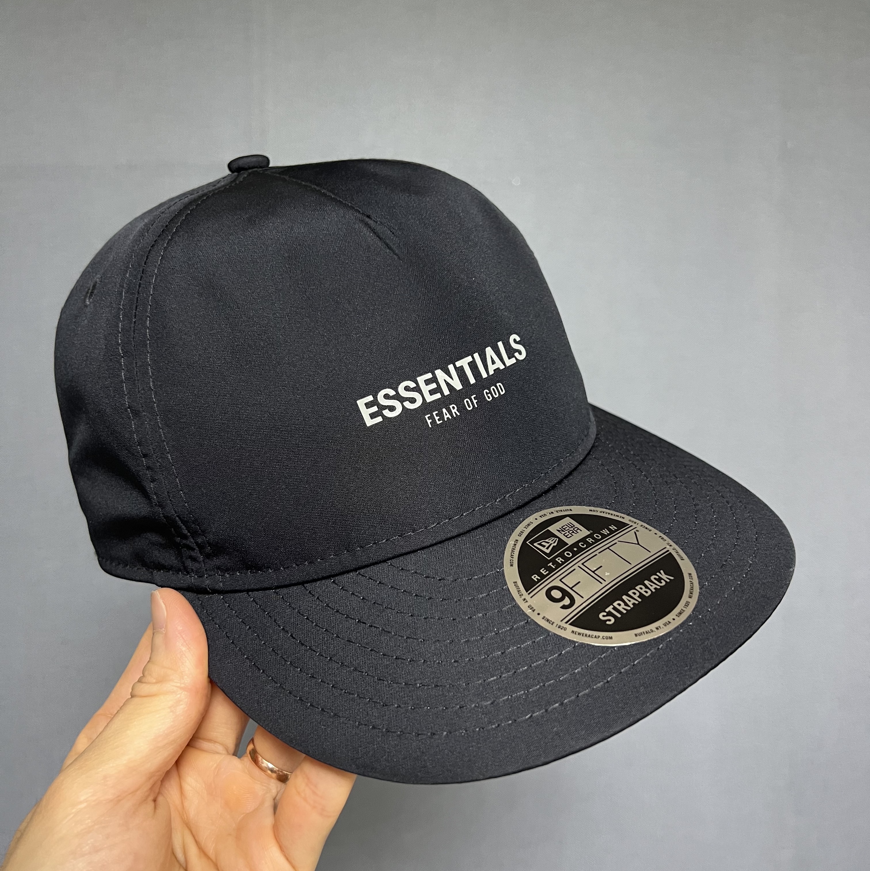 Essentials x New Era Retro Crown Strapback Navy 착용 스타일