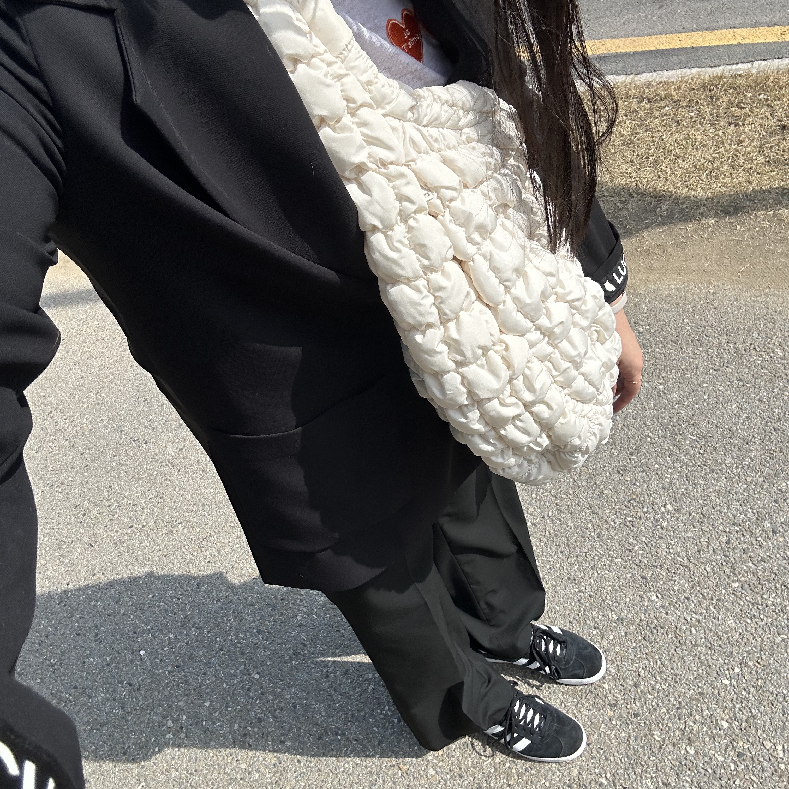 Adidas Gazelle Core Black White, COS Quilted Oversized Shoulder Bag Off White Light Beige 착용 스타일 - 1