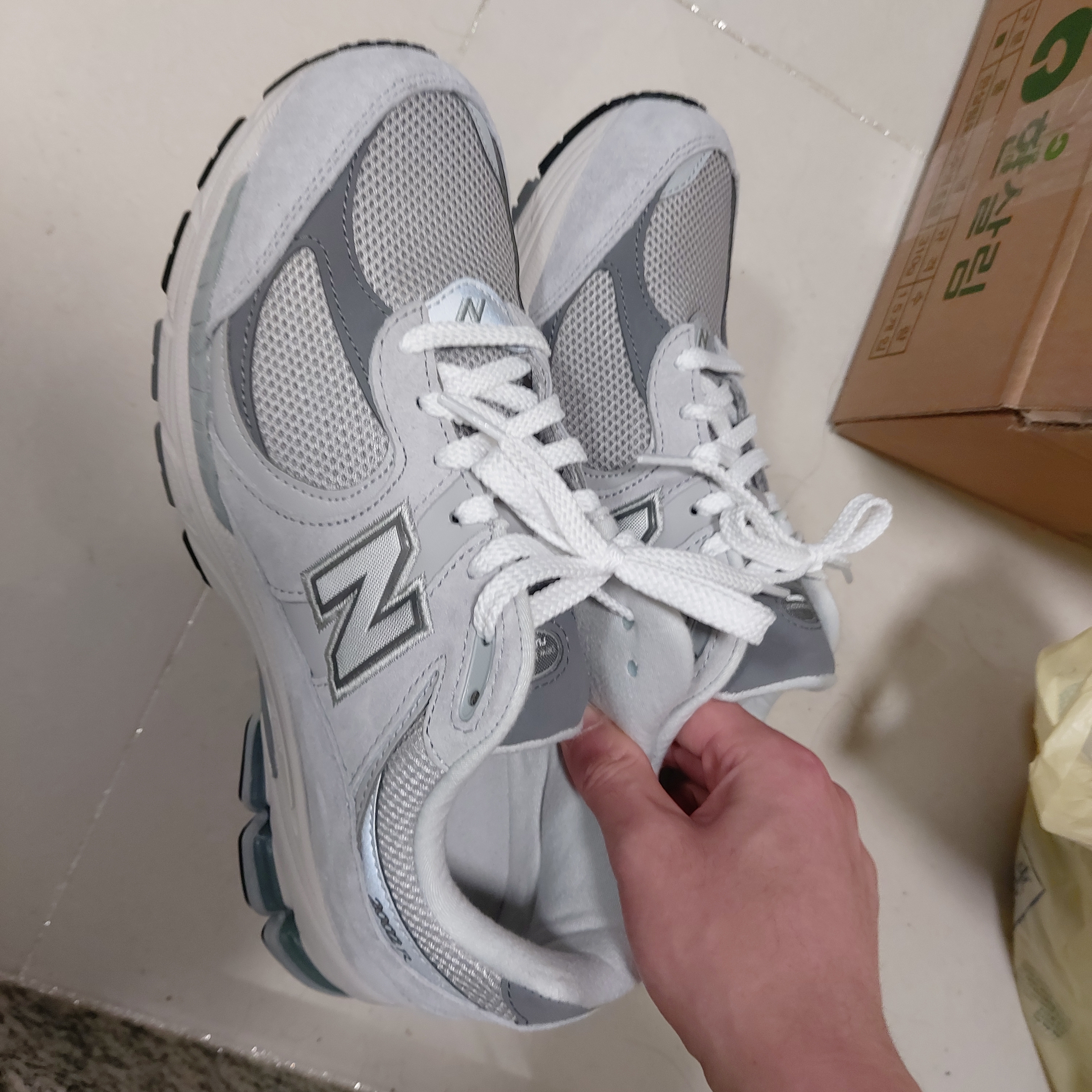New Balance 2002R T2 Gray 착용 스타일
