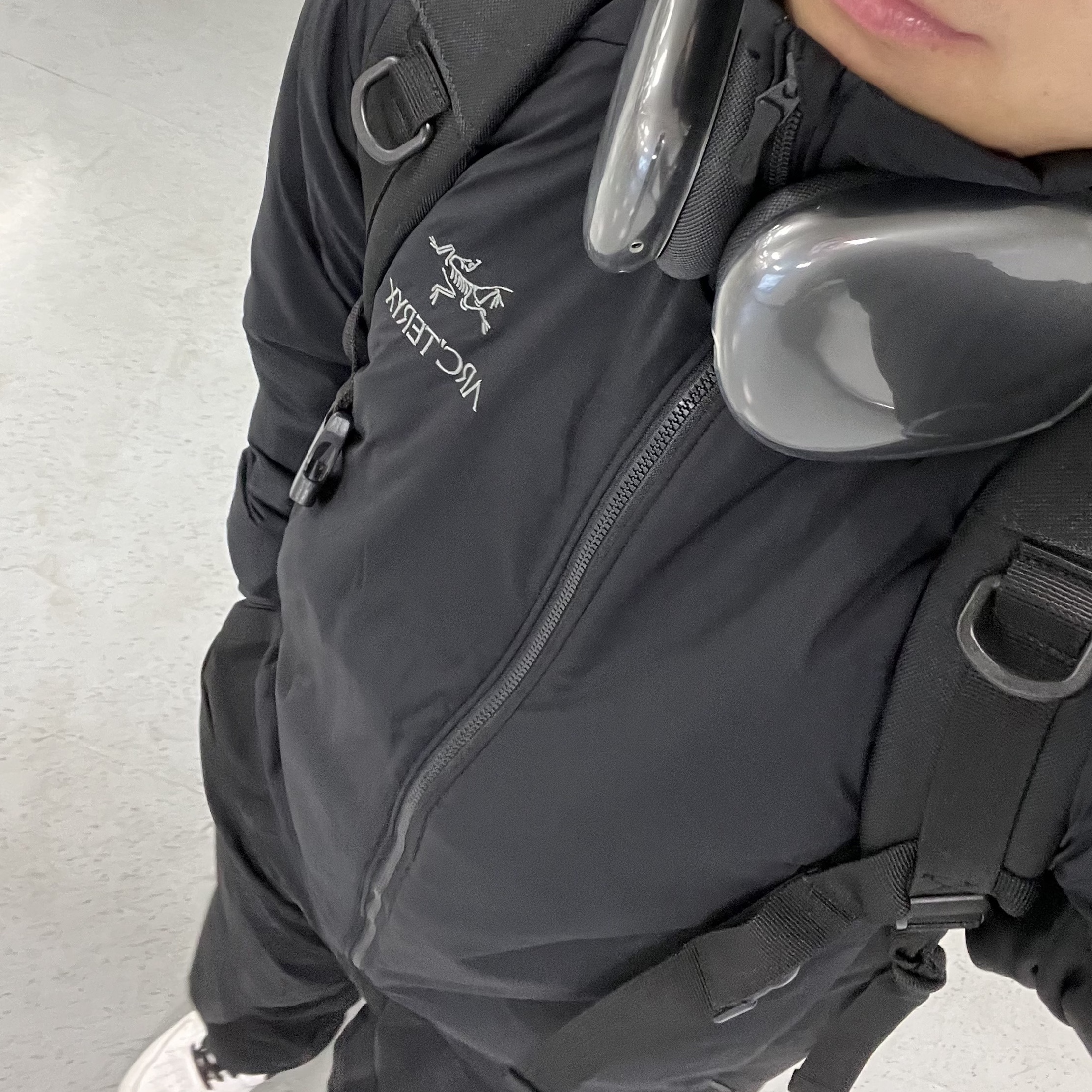 Arc'teryx Atom LT Hoody Black, Apple AirPods Max Lightning Space Gray (Korean Ver.) 착용 스타일
