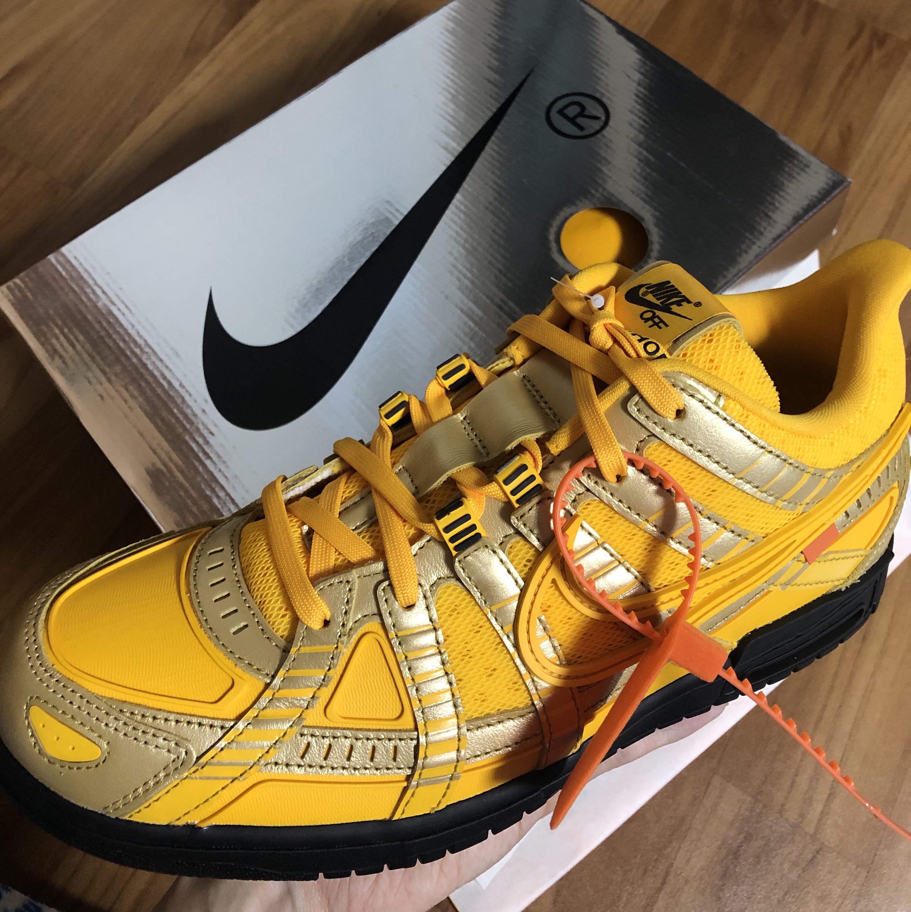 Nike x Off-White Air Rubber Dunk University Gold 착용 스타일
