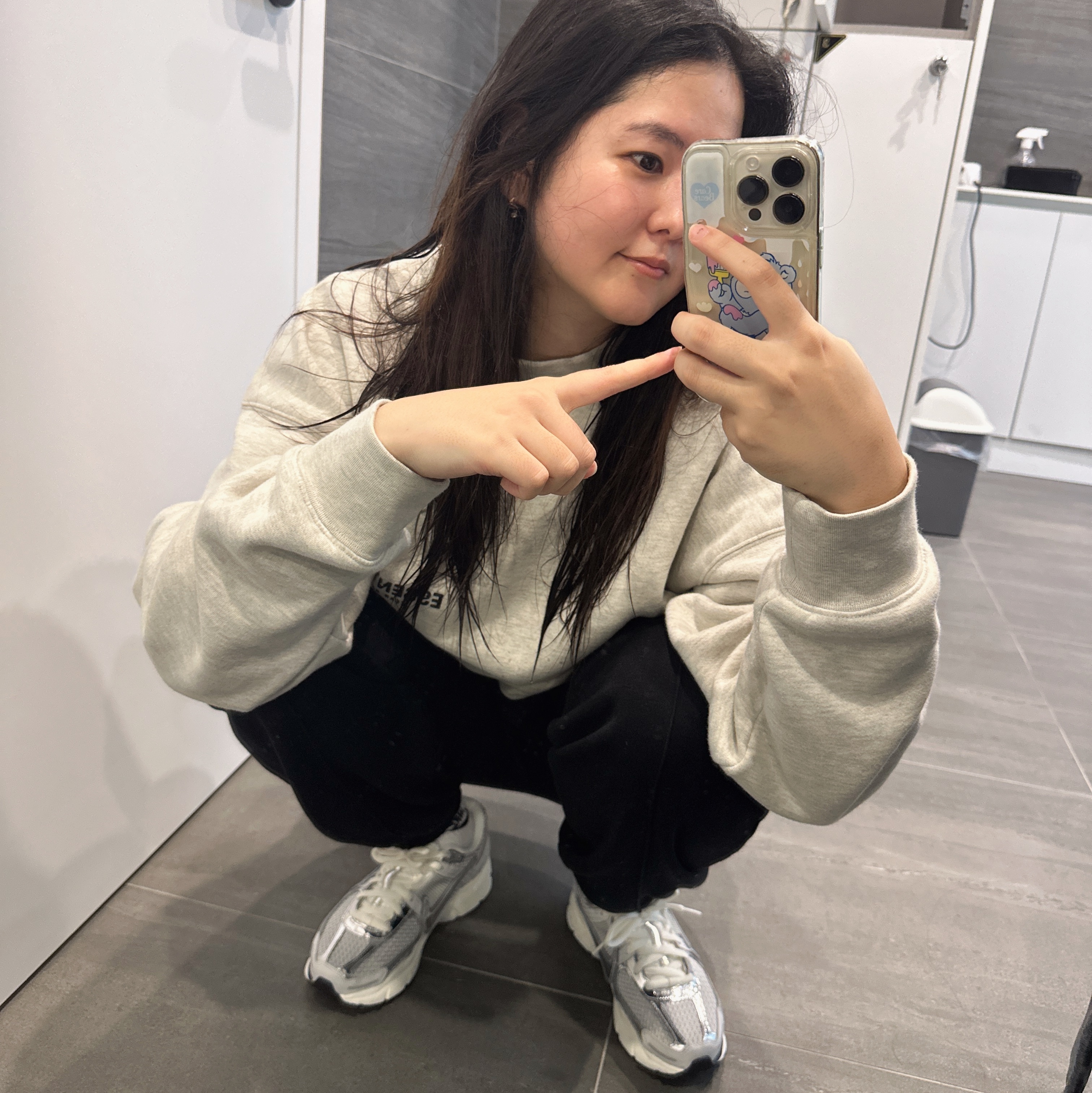 (W) Nike Zoom Vomero 5 Photon Dust and Metallic Silver, Essentials The Core Collection Crewneck Sweatshirt Light Oatmeal 착용 스타일 - 1