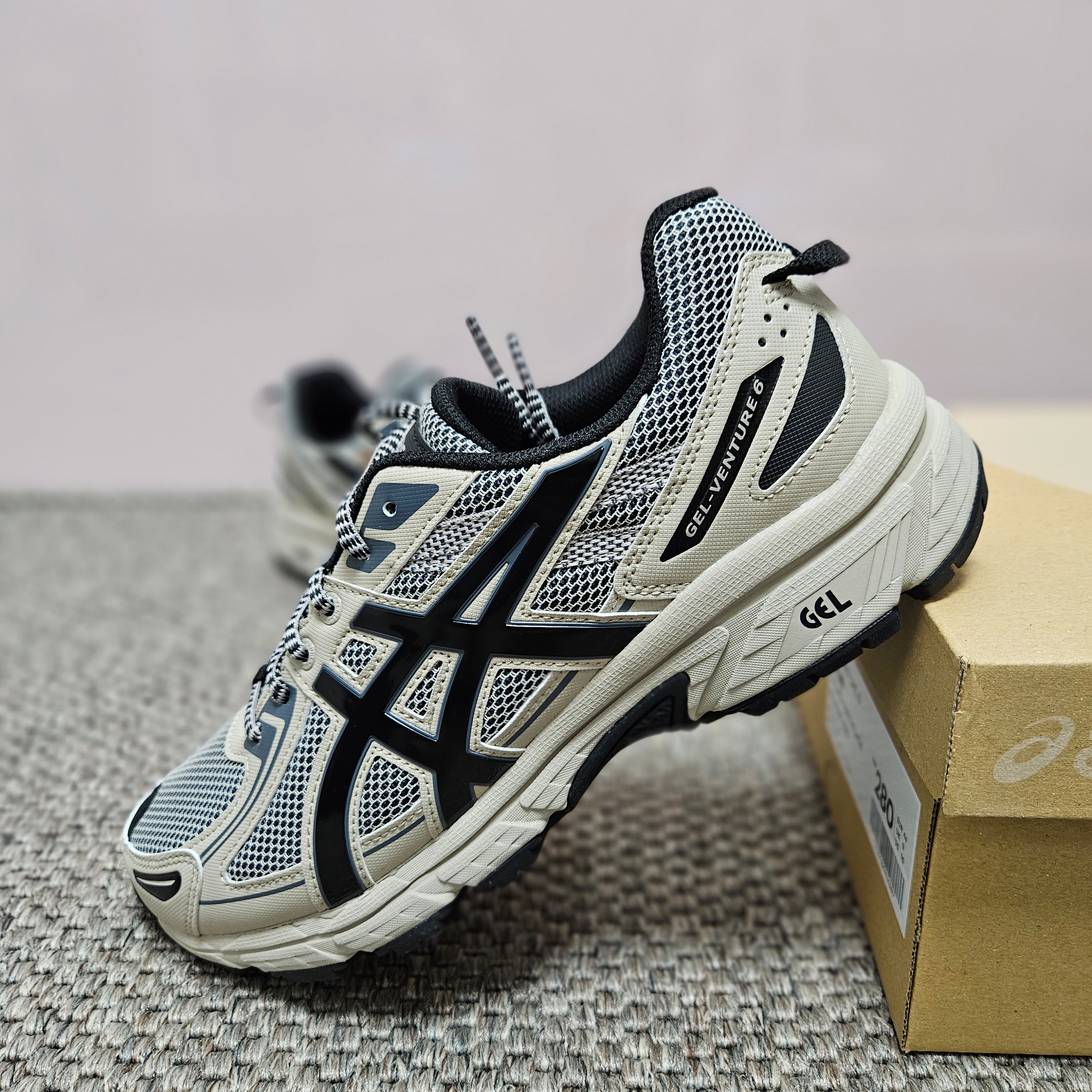 Asics Gel-Venture 6 Feather Grey Black 착용 스타일 - 1