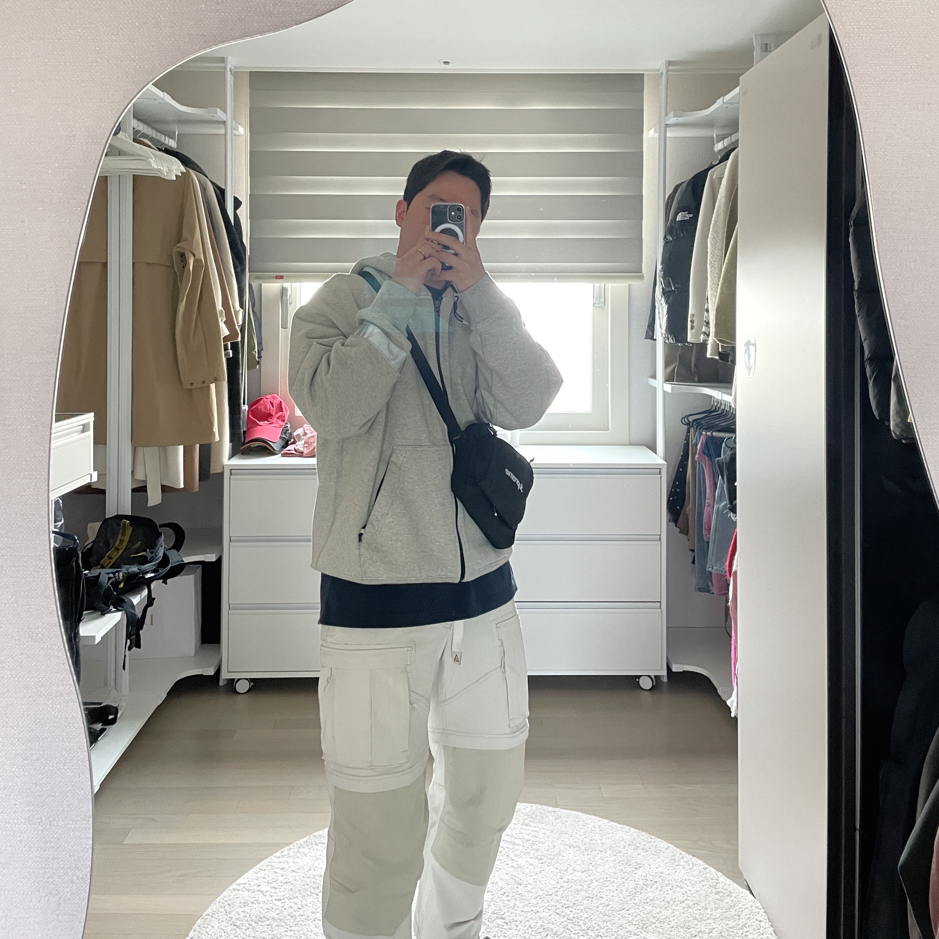 Nike ACG Smith Summit Cargo Pants Light Bone - Asia, Supreme Shoulder Bag Black - 19SS 착용 스타일 - 1