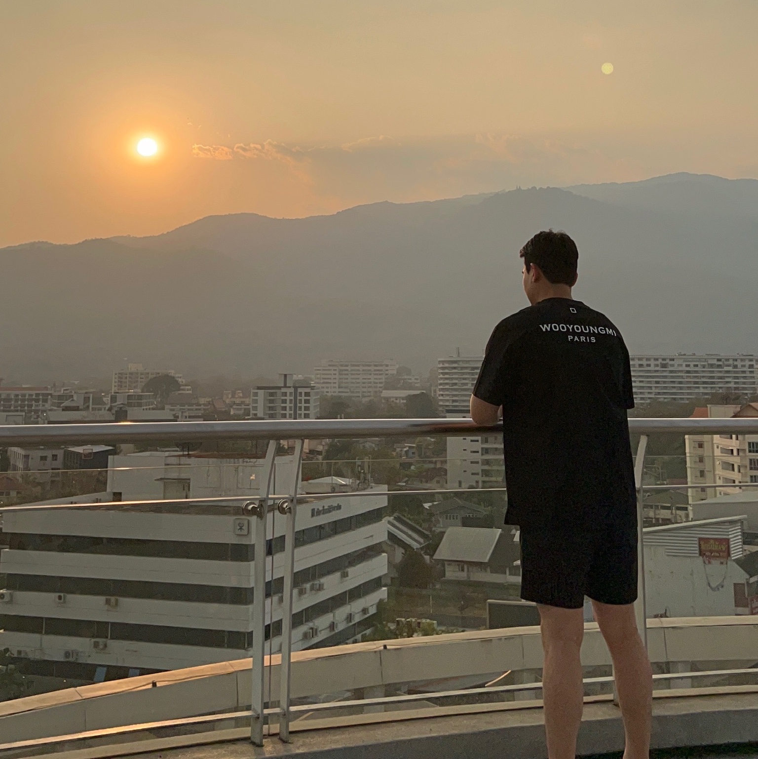 Wooyoungmi White Back Logo T-Shirt Black - 22SS 착용 스타일