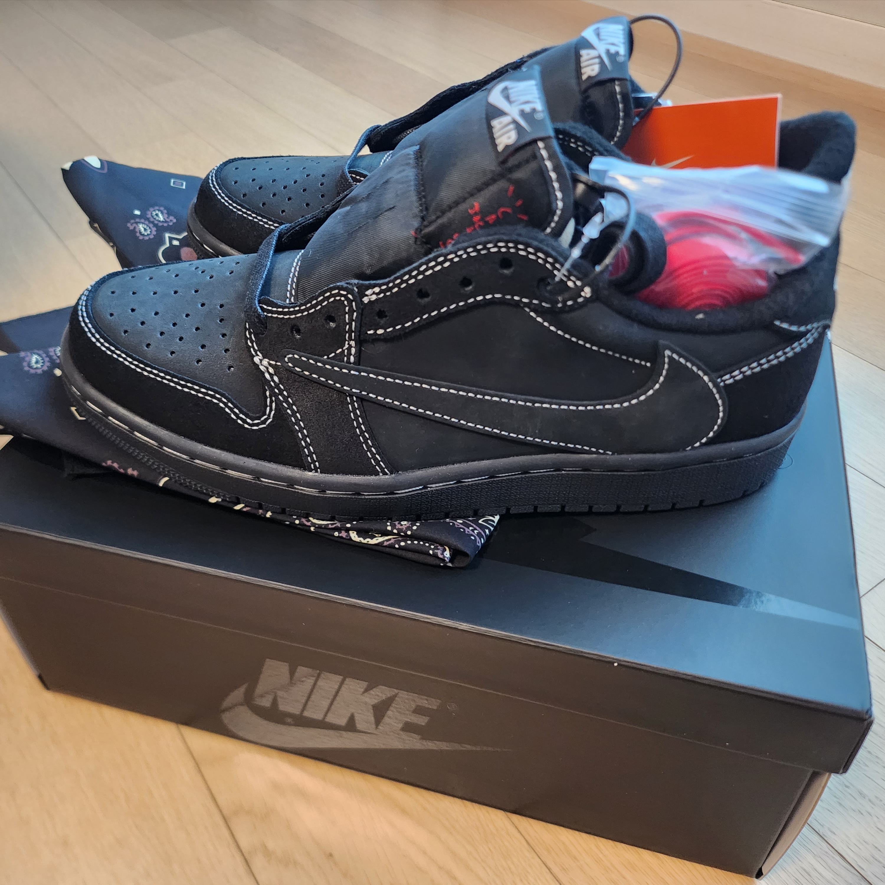 Jordan 1 x Travis Scott Retro Low OG SP Black Phantom 착용 스타일