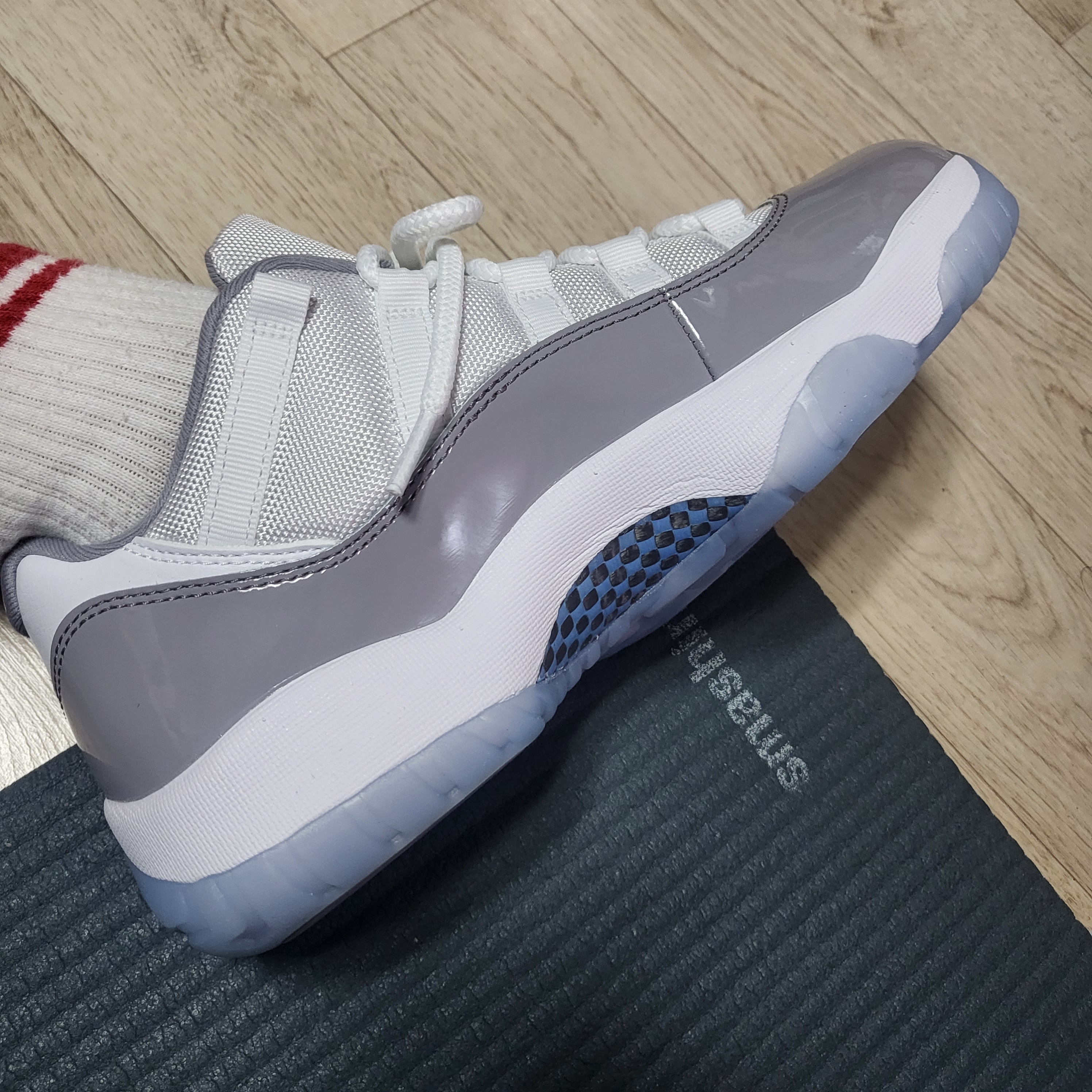 Jordan 11 Retro Low Cement Grey 착용 스타일 - 3