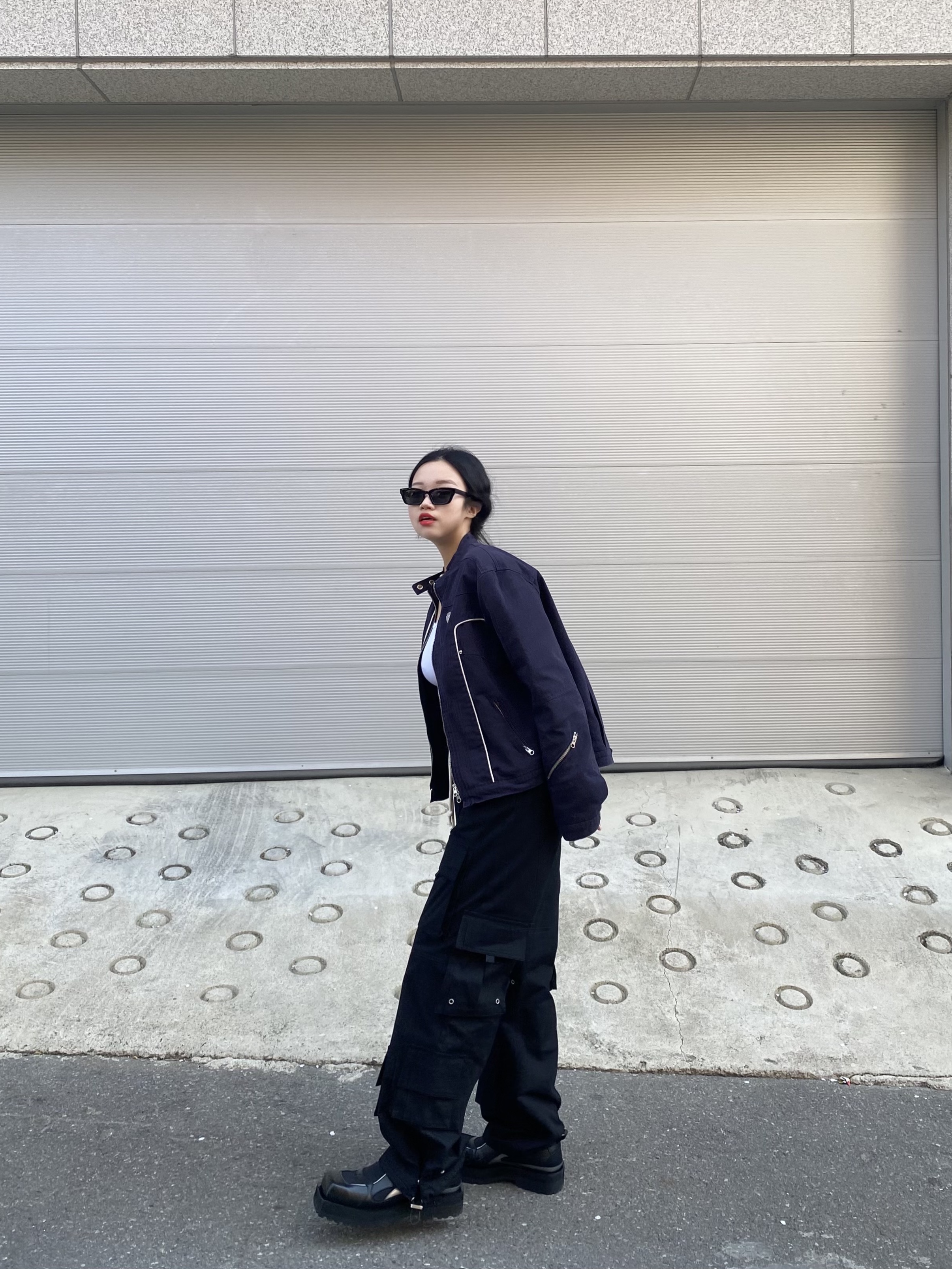 Balenciaga Arena Lambskin Le Cagole XS Shoulder Bag Black 착용 스타일 - 4