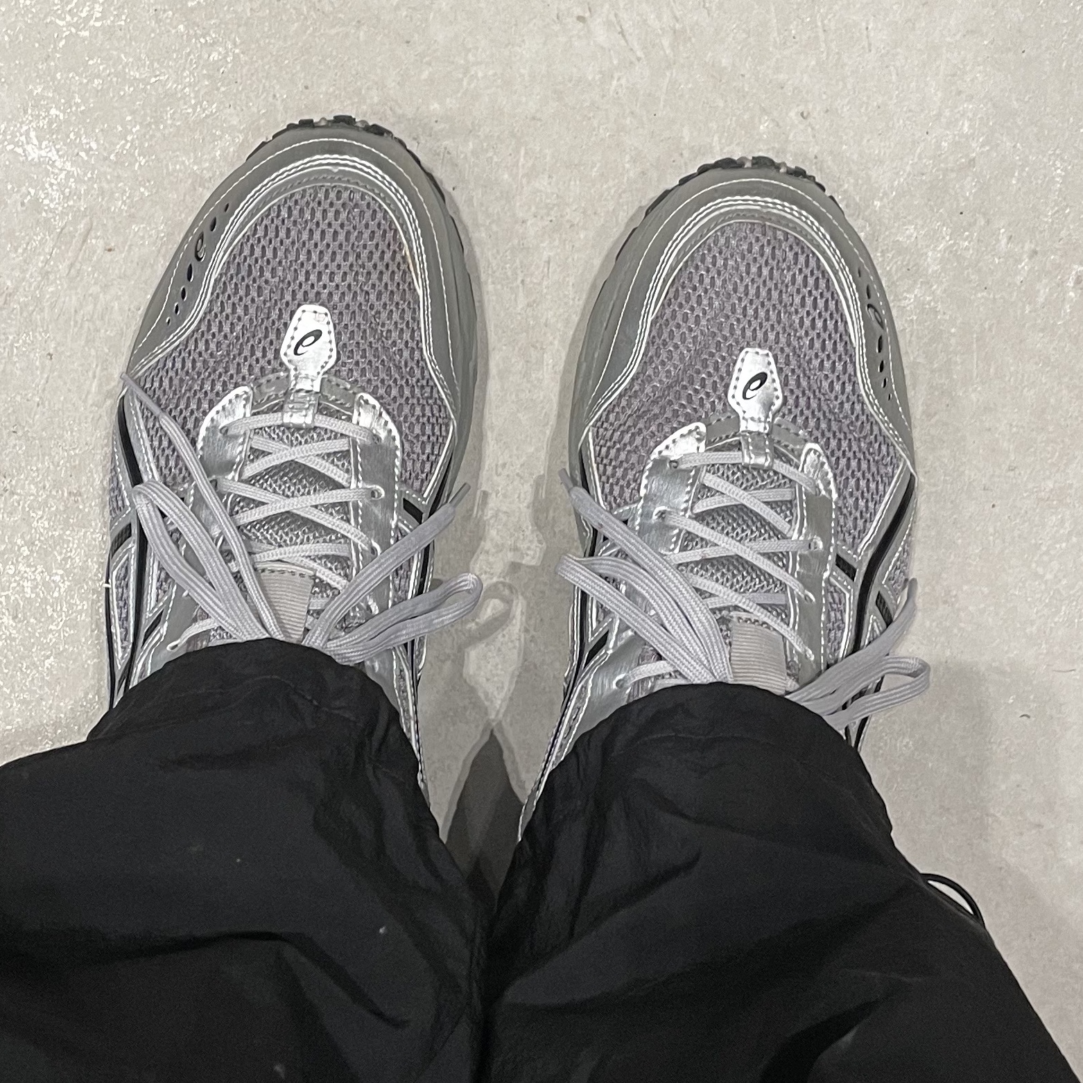 Asics x Freja Wewer Gel-1090 V2 Clay Grey Pure Silver 착용 스타일