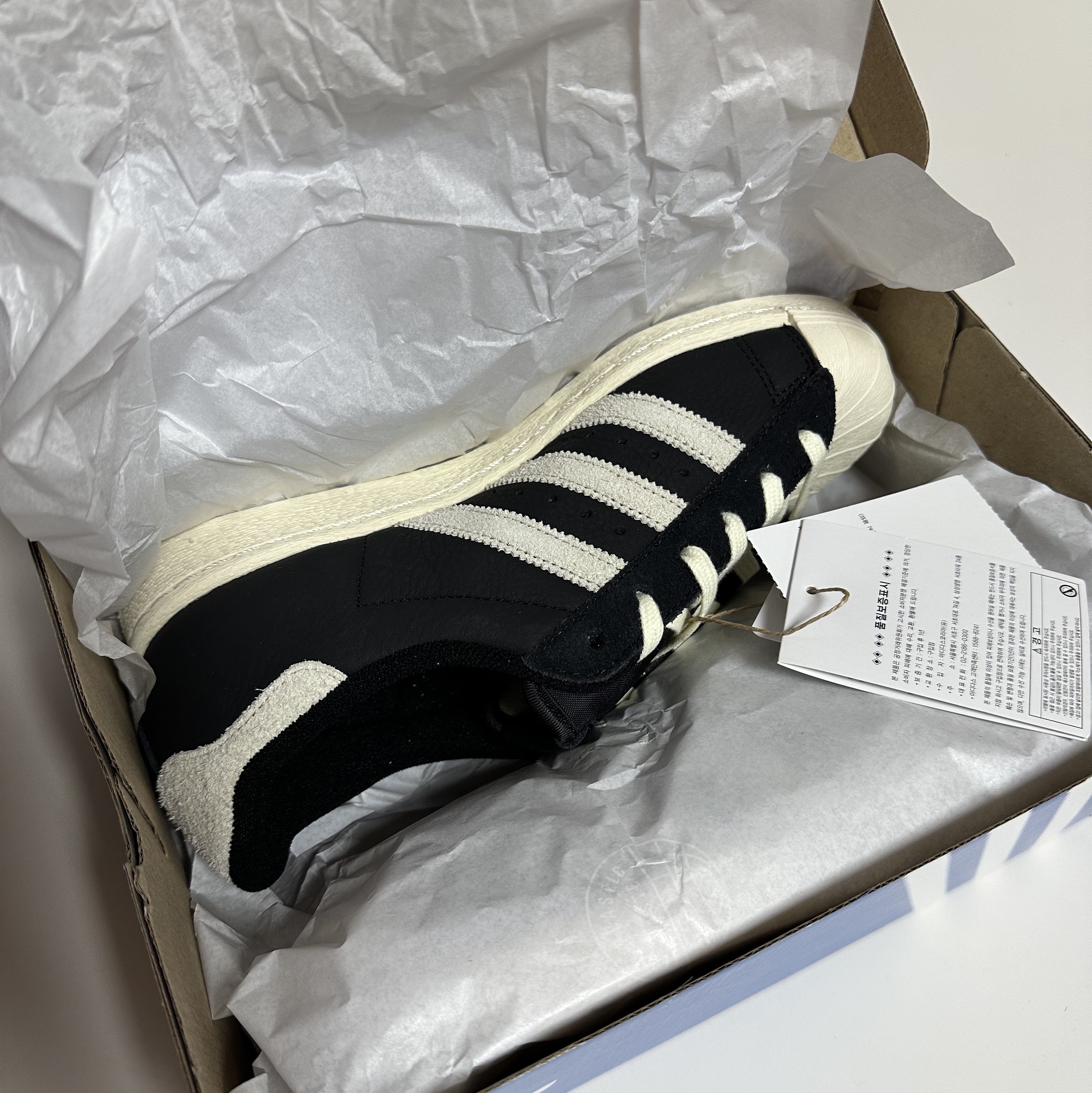 Adidas Superstar 82 Black White 착용 스타일 - 2