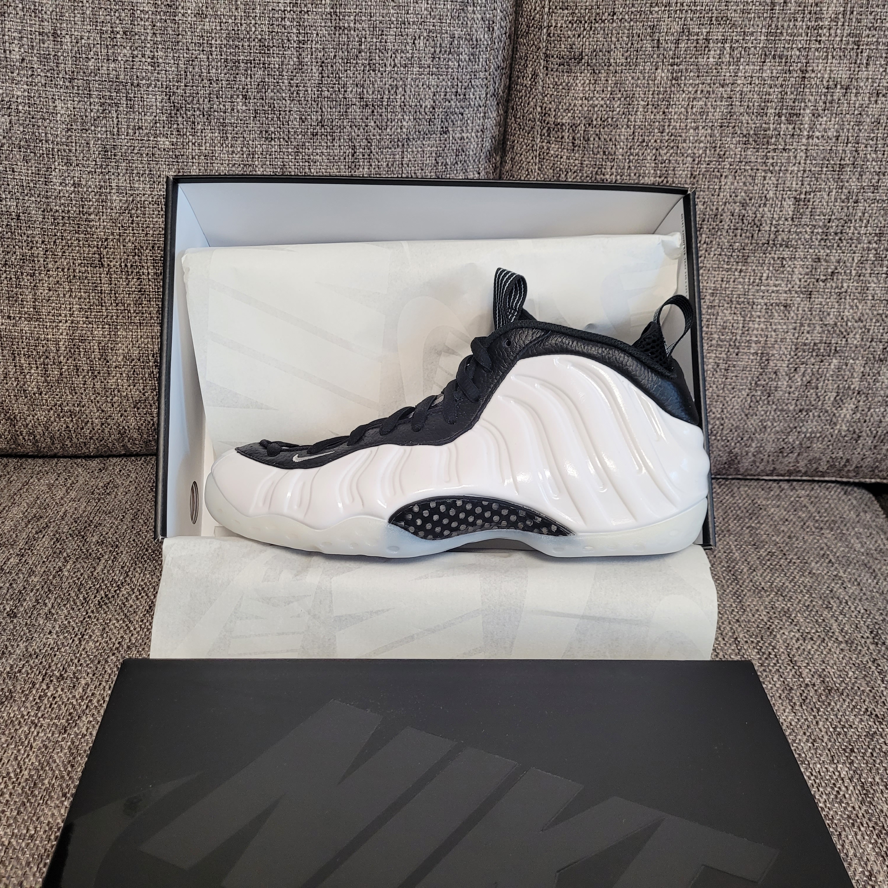 Nike Air Foamposite One White and Black 착용 스타일 - 3