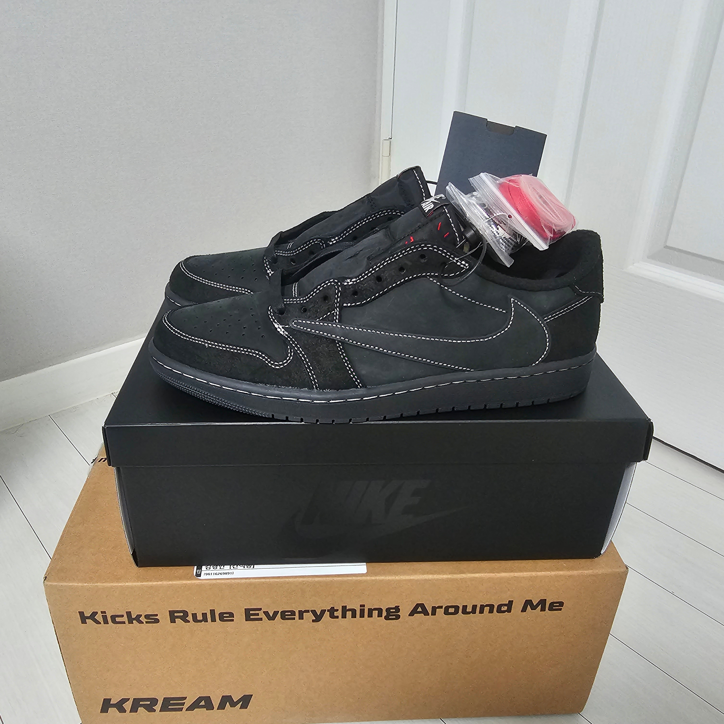 Jordan 1 x Travis Scott Retro Low OG SP Black Phantom 착용 스타일 - 1