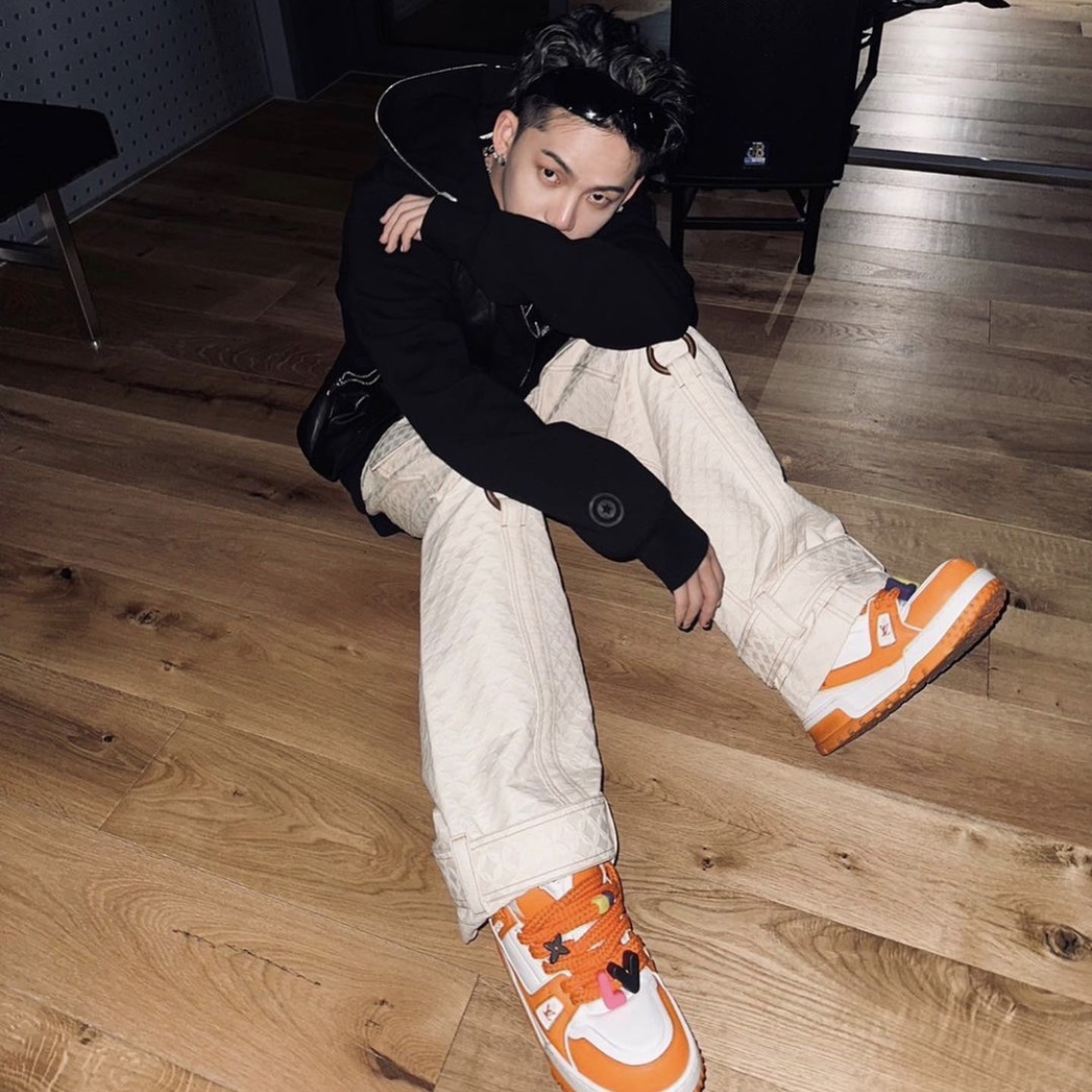 Louis Vuitton LV Trainer Maxi Sneakers Orange 착용 스타일 - 2
