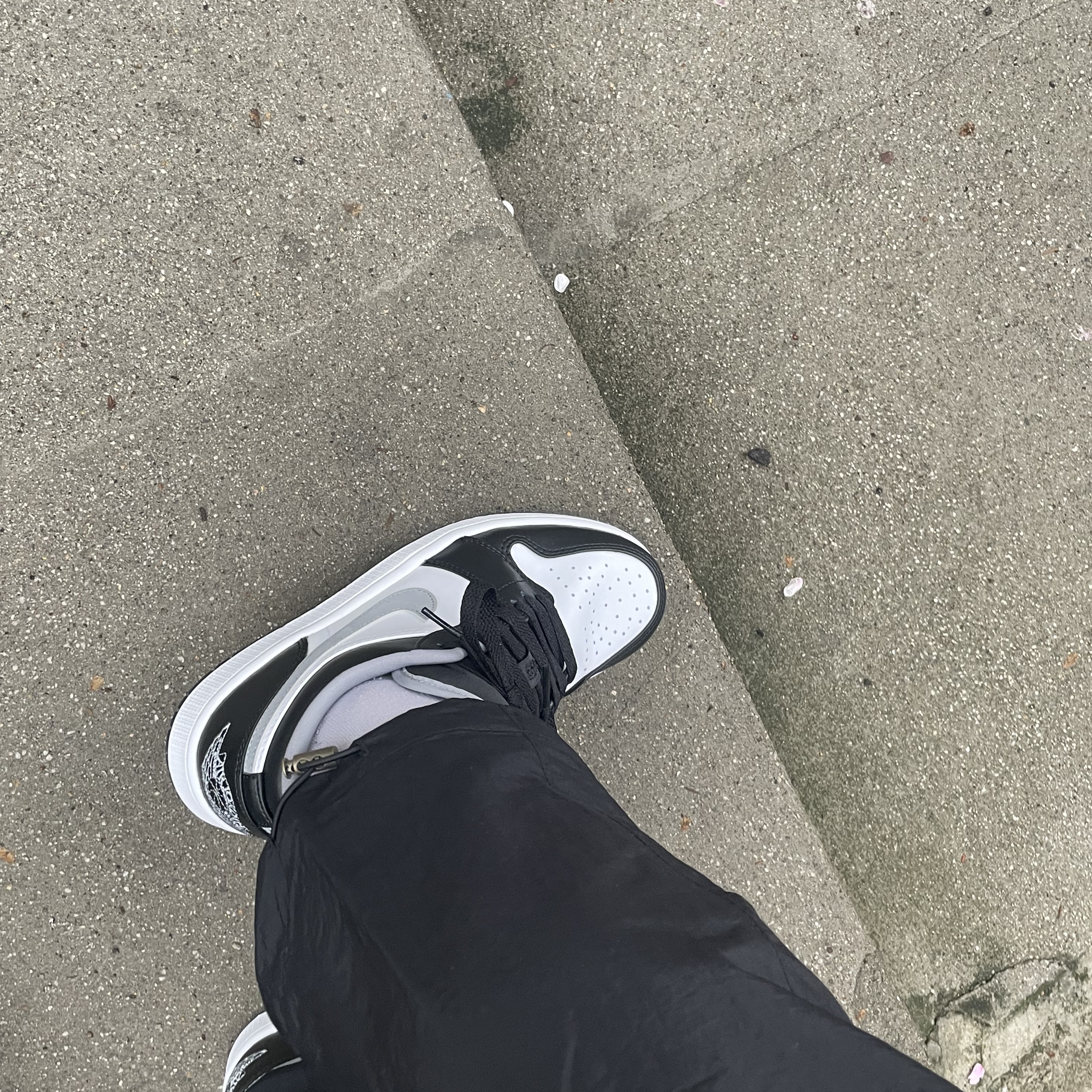 Jordan 1 Low Black Particle Grey 착용 스타일 - 2