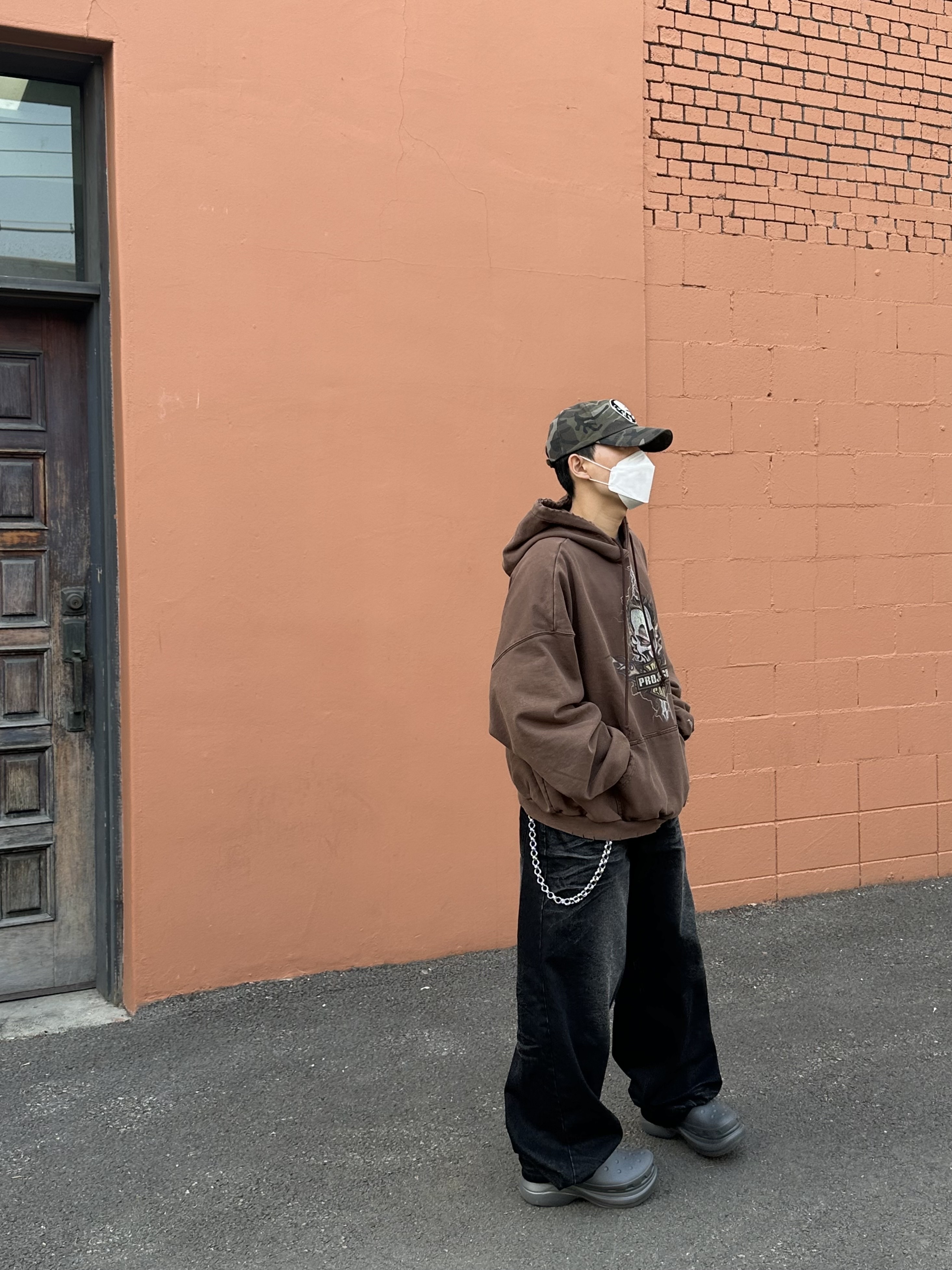 Project G/R x Insane Garage Clown Bike Hoodie Vintage Brown, Balenciaga x Crocs Rubber Boot Grey 착용 스타일 - 1