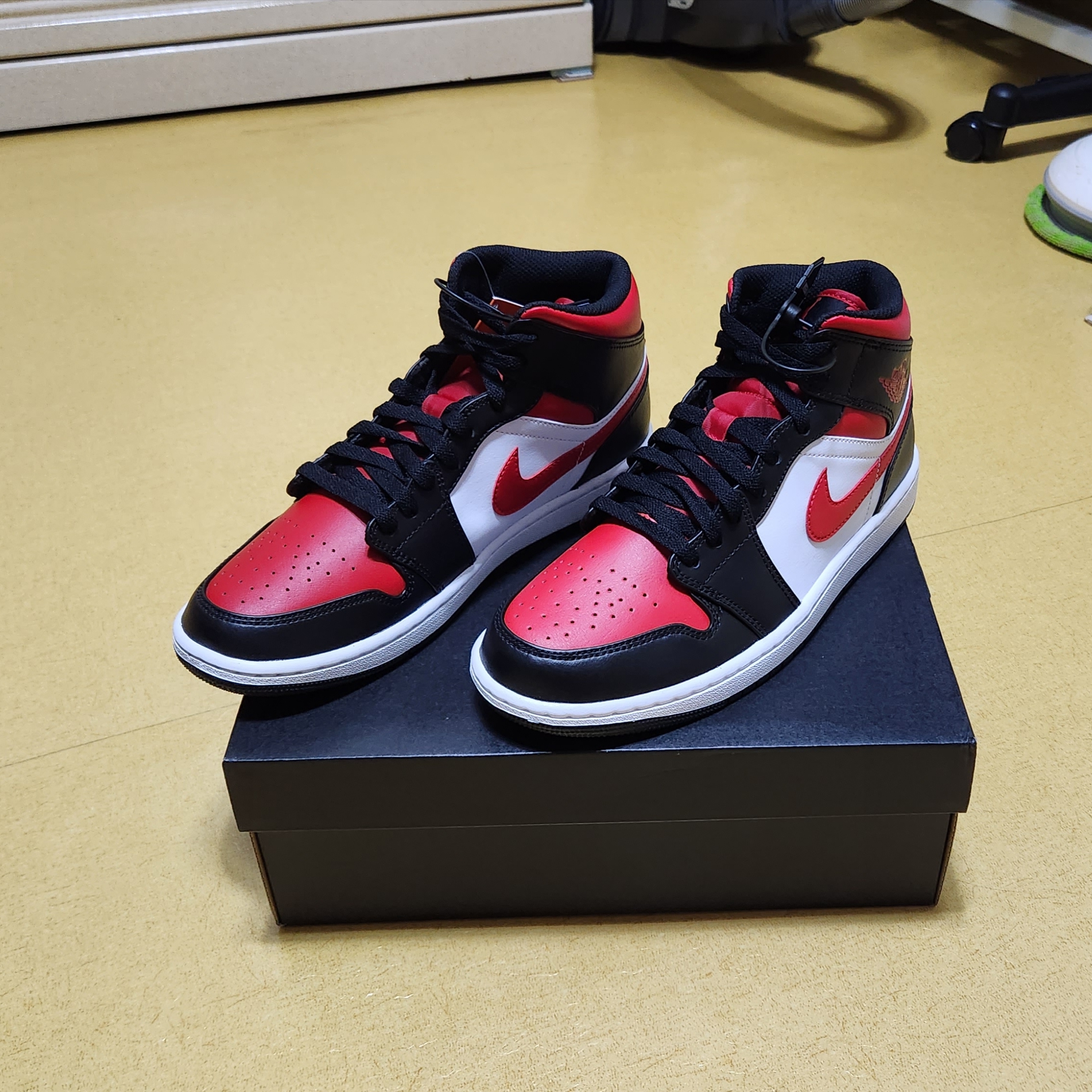 Jordan 1 Mid Black Fire Red 착용 스타일