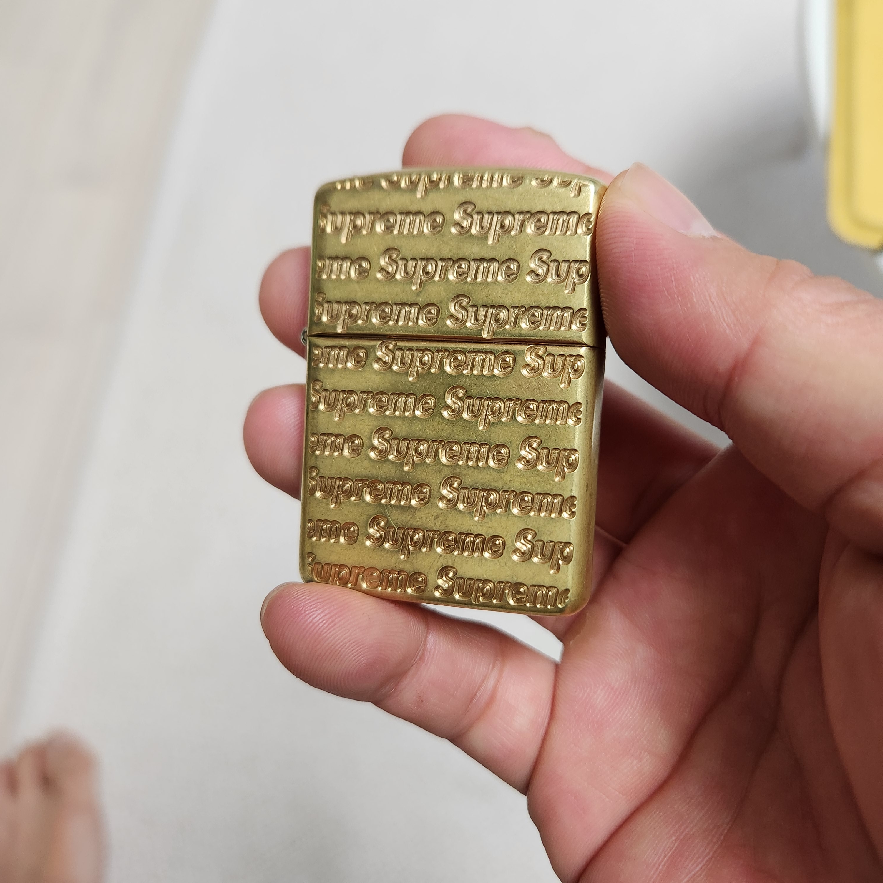 Supreme Repeat Engraved Zippo Gold - 22FW 착용 스타일 - 1