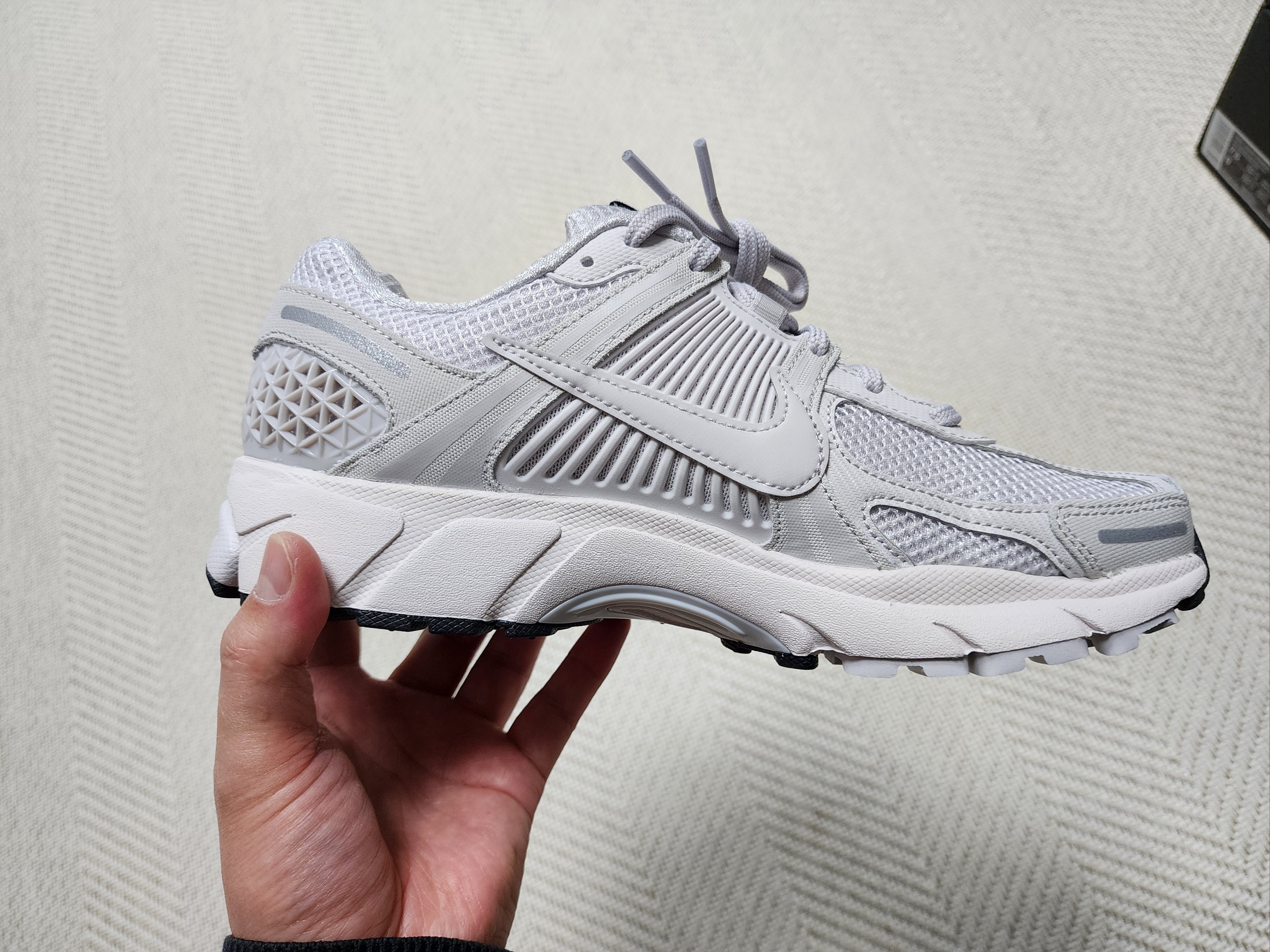 Nike Zoom Vomero 5 SP Vast Grey 2023 착용 스타일 - 3