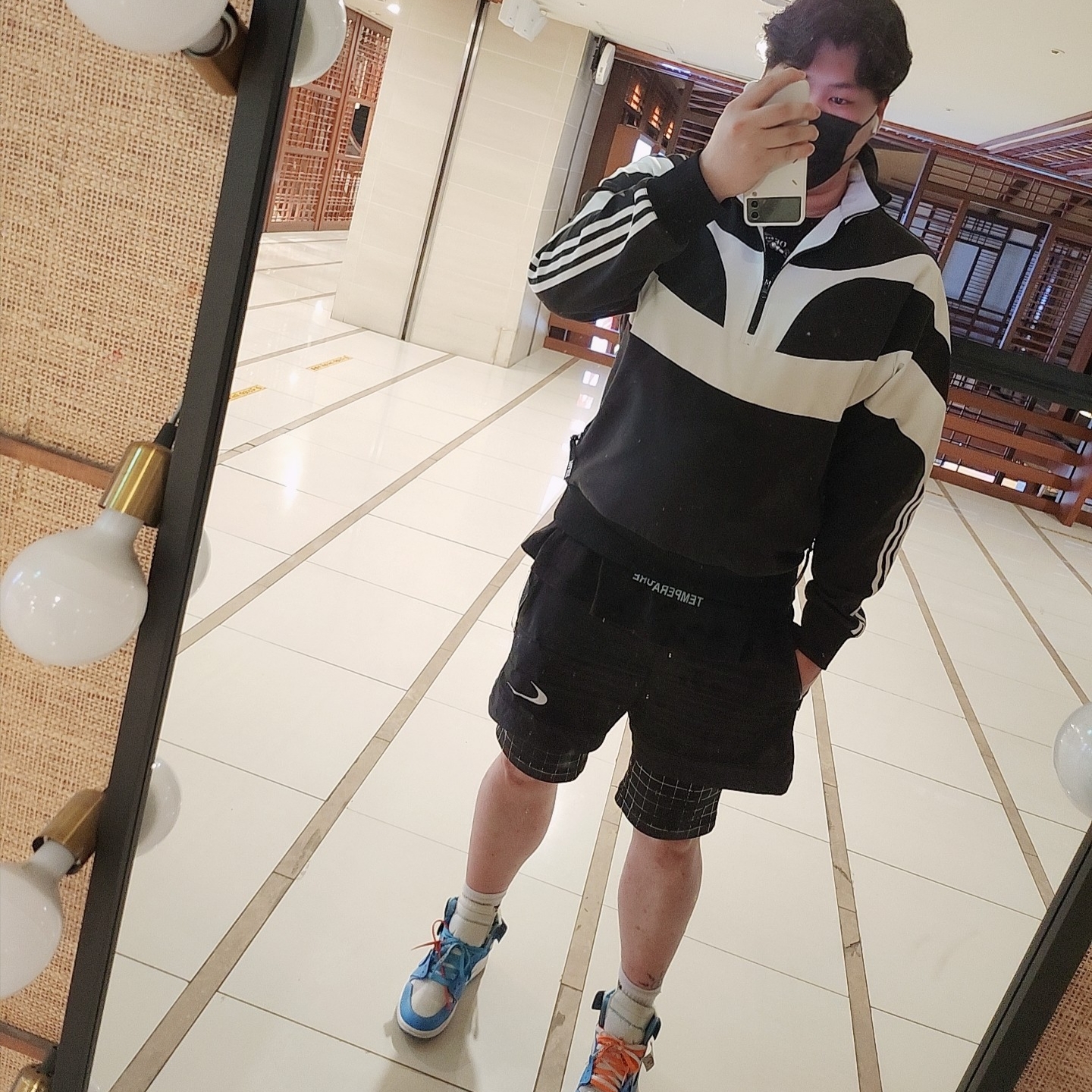 Samsung Galaxy Z Flip4 Maison Margiela Edition (Korean Ver.), Nike x Off-White NRG Shorts Black 착용 스타일 - 1