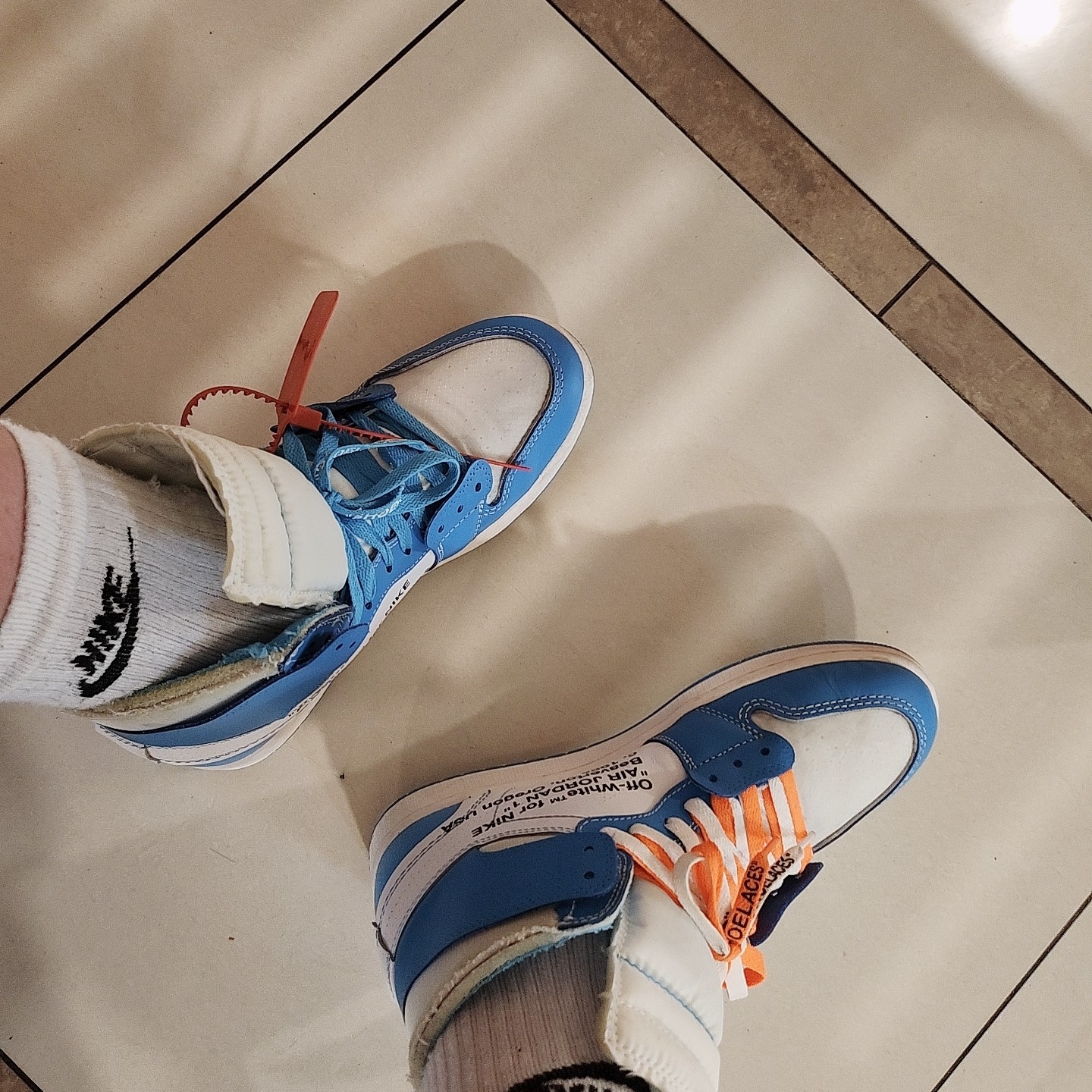 Samsung Galaxy Z Flip4 Maison Margiela Edition (Korean Ver.), Nike x Off-White NRG Shorts Black 착용 스타일 - 2