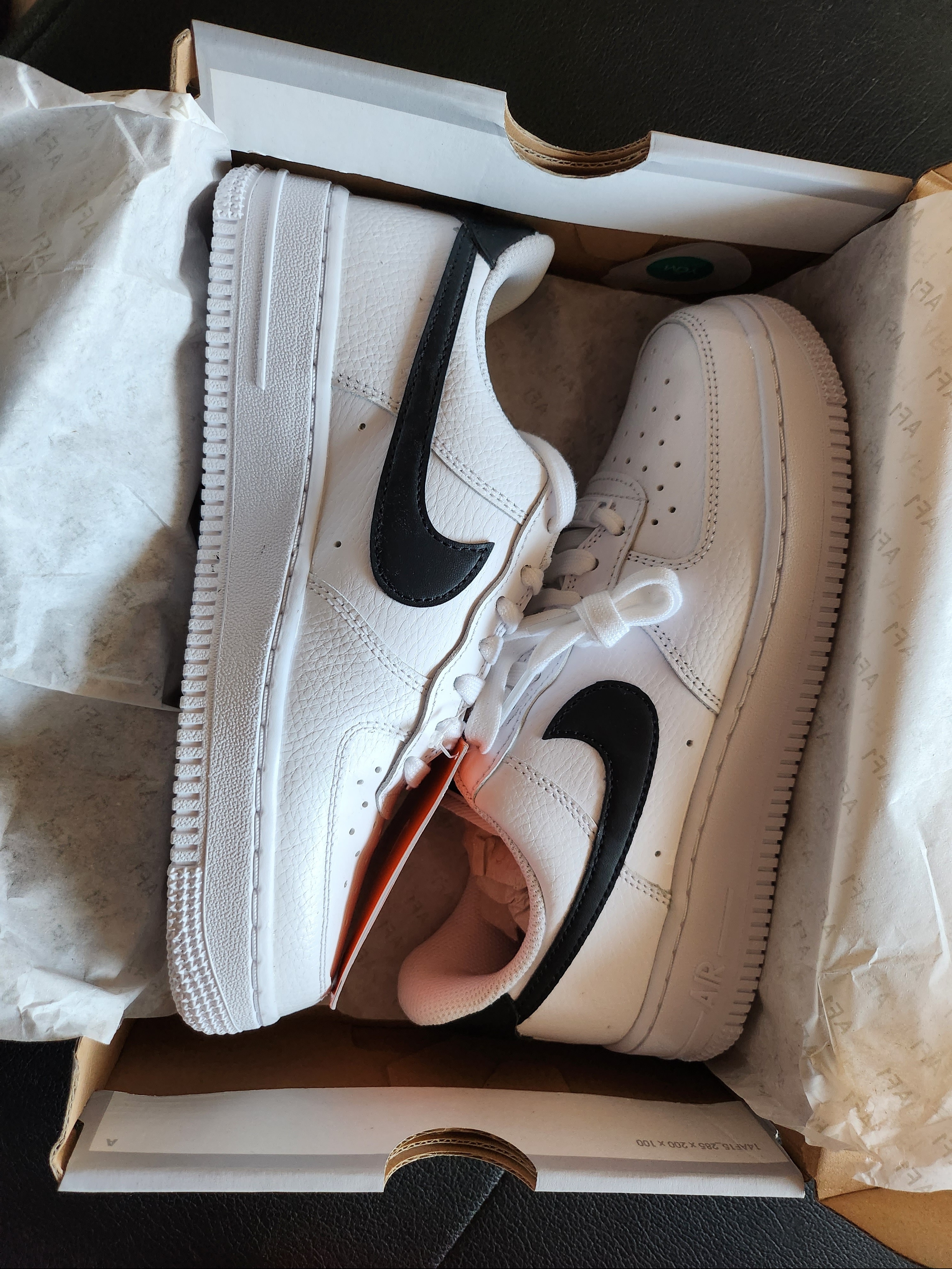 (W) Nike Air Force 1 '07 White Black 착용 스타일 - 1
