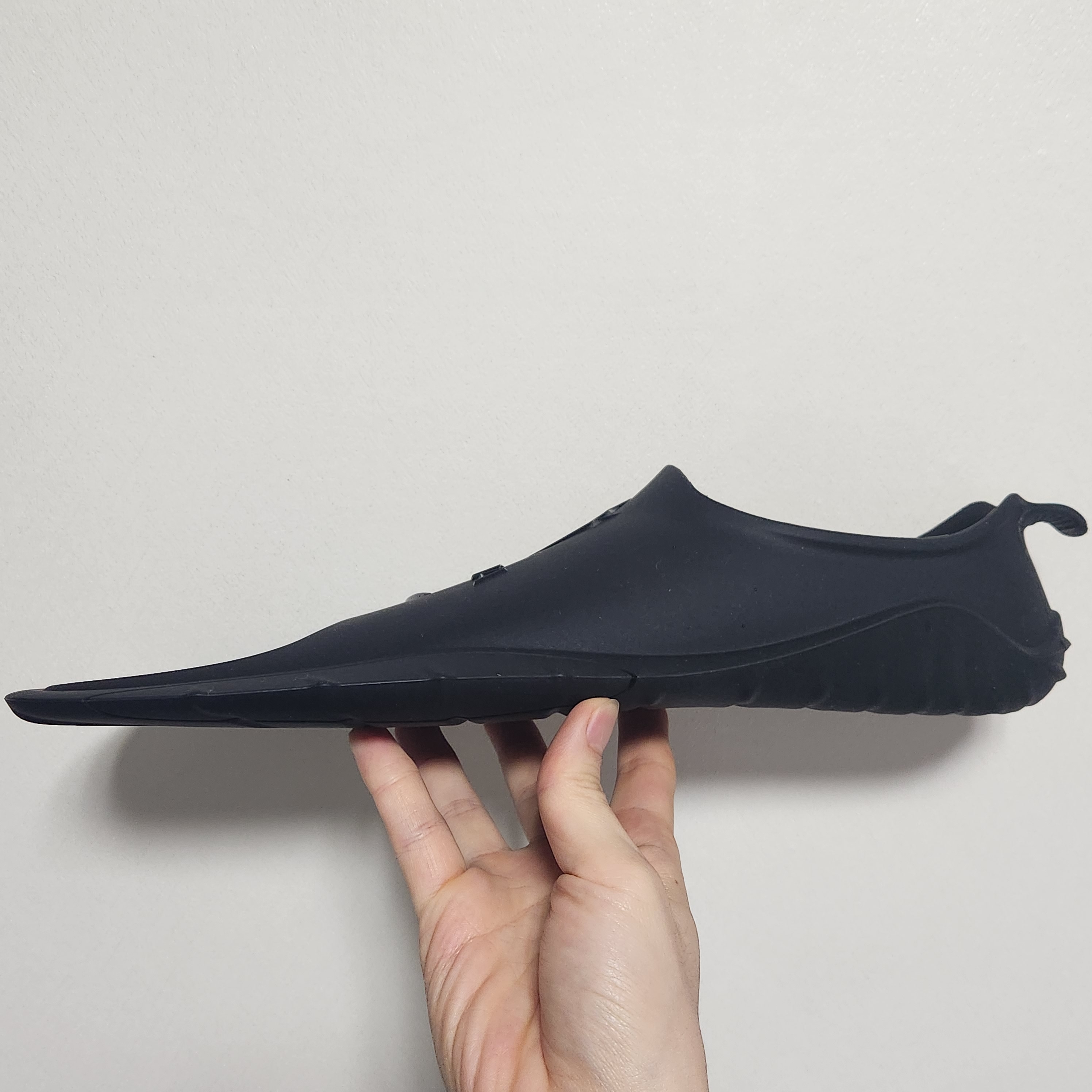 Nike x Drake Nocta Swim Fins Black 착용 스타일 - 2