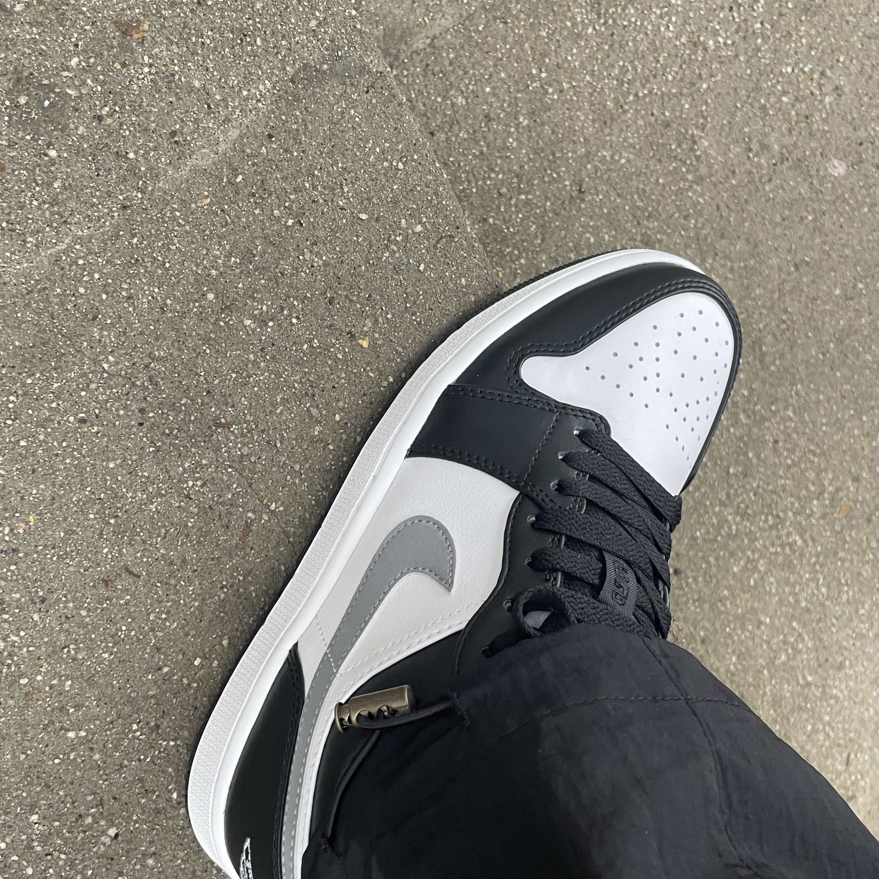 Jordan 1 Low Black Particle Grey 착용 스타일 - 3