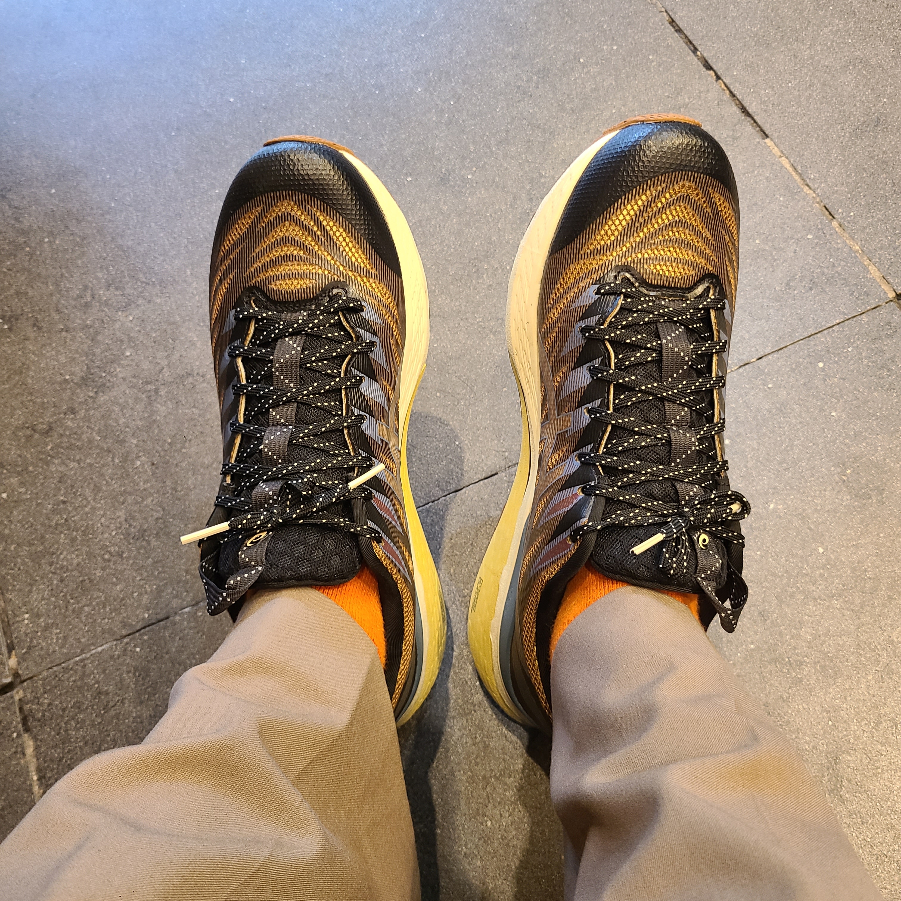 (W) Asics FN3-S Gel-Kayano 28 Anthracite Antique Gold 착용 스타일