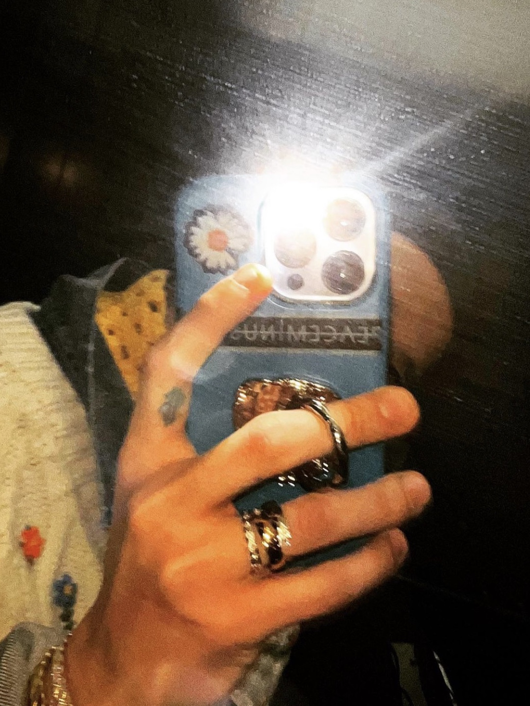 Aviemuah Ave Phone Knob Gold 착용 스타일