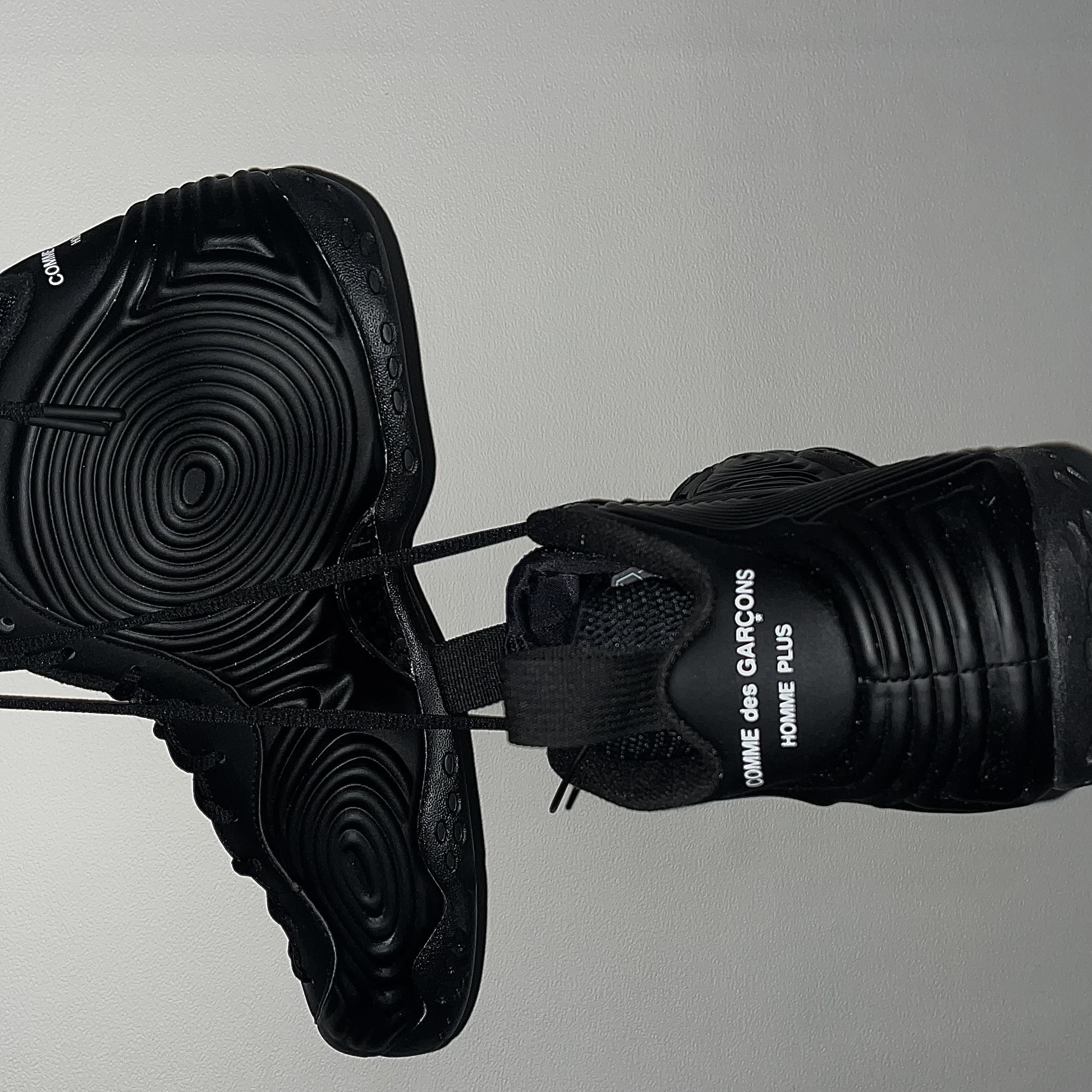 Nike x Comme des Garcons Homme Plus Air Foamposite One Black 착용 스타일 - 3