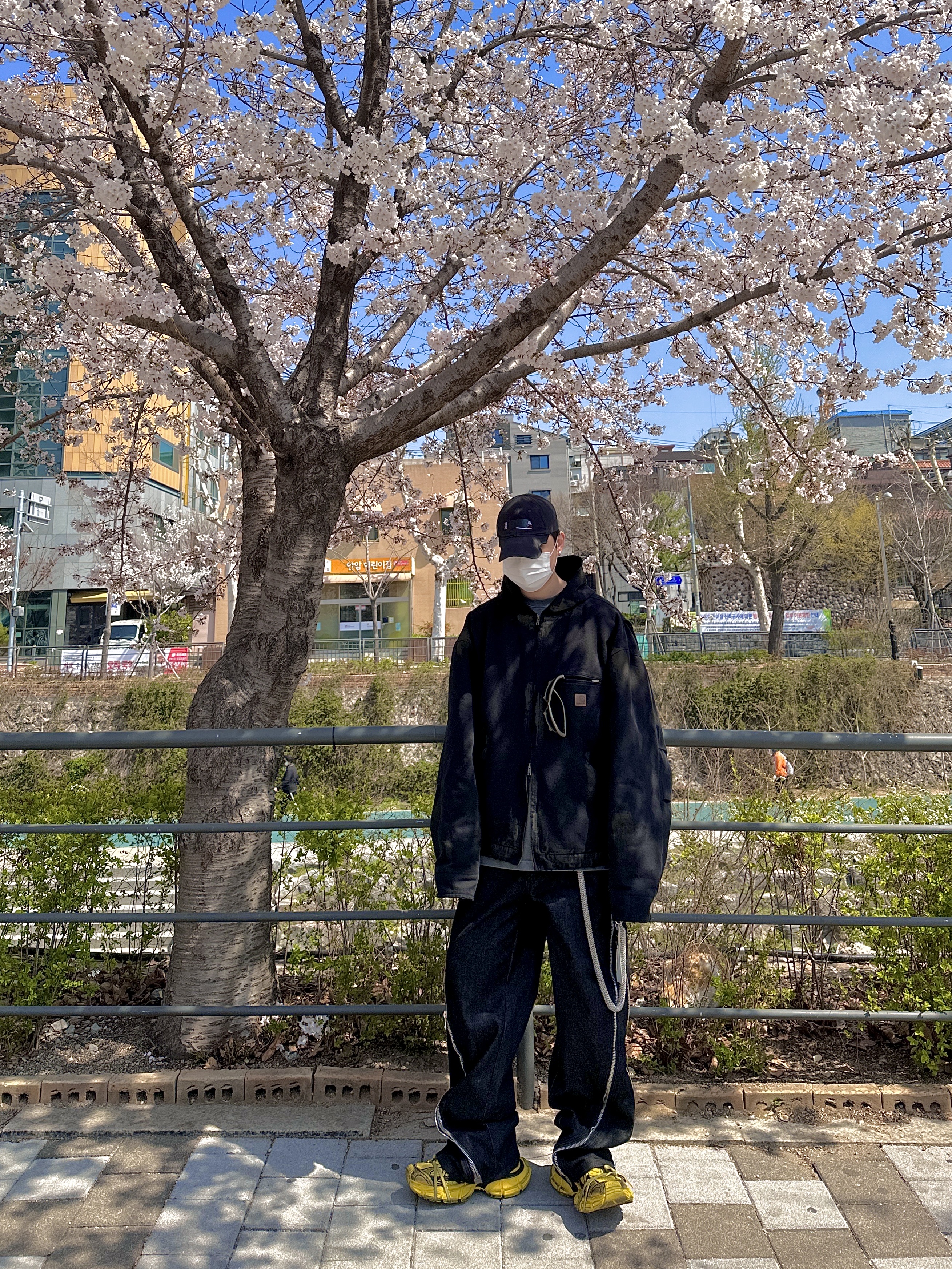 Balenciaga 3XL Sneakers Yellow Black, Balenciaga Gaffer Cap Black 착용 스타일 - 4