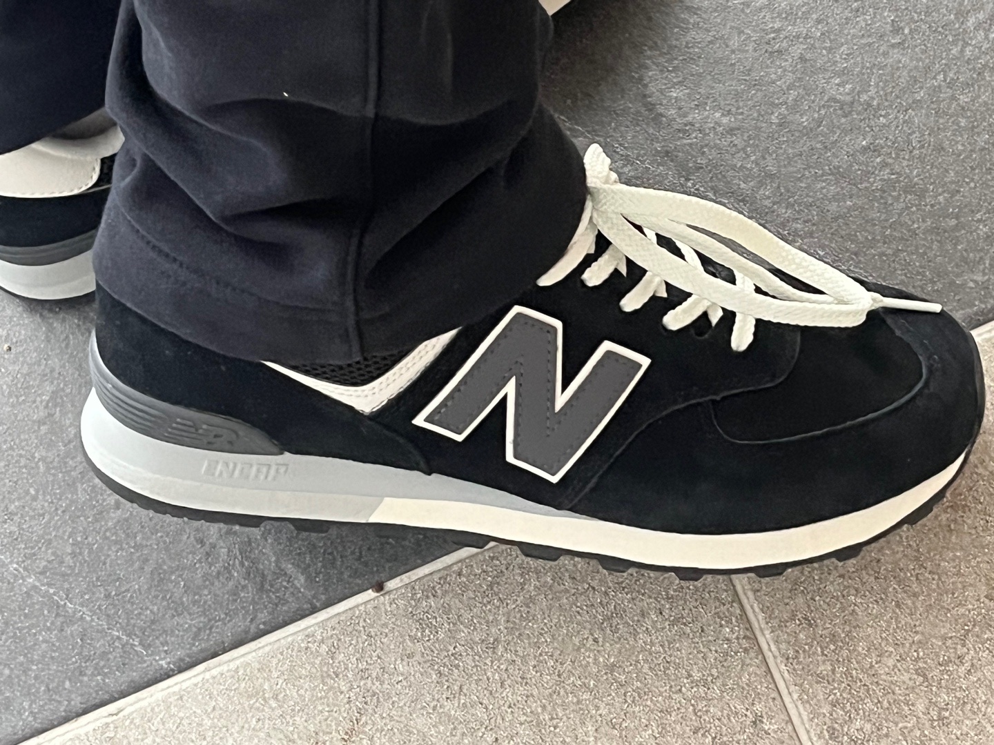 New Balance 574 Black White 착용 스타일