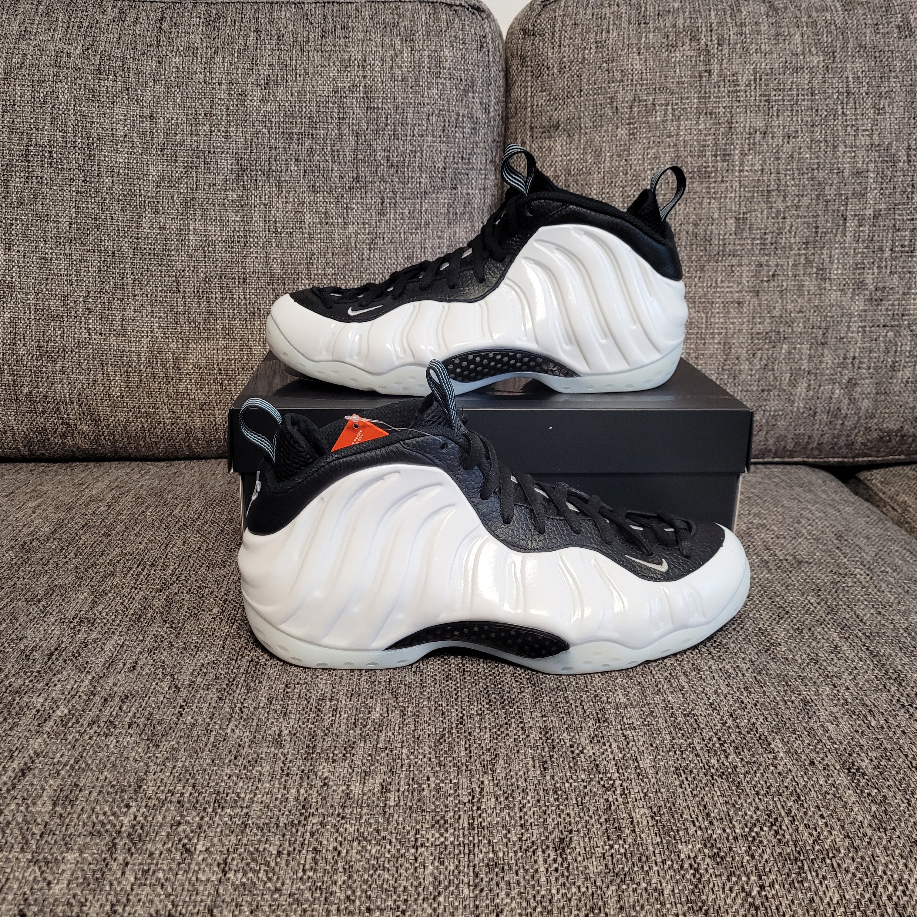 Nike Air Foamposite One White and Black 착용 스타일 - 4