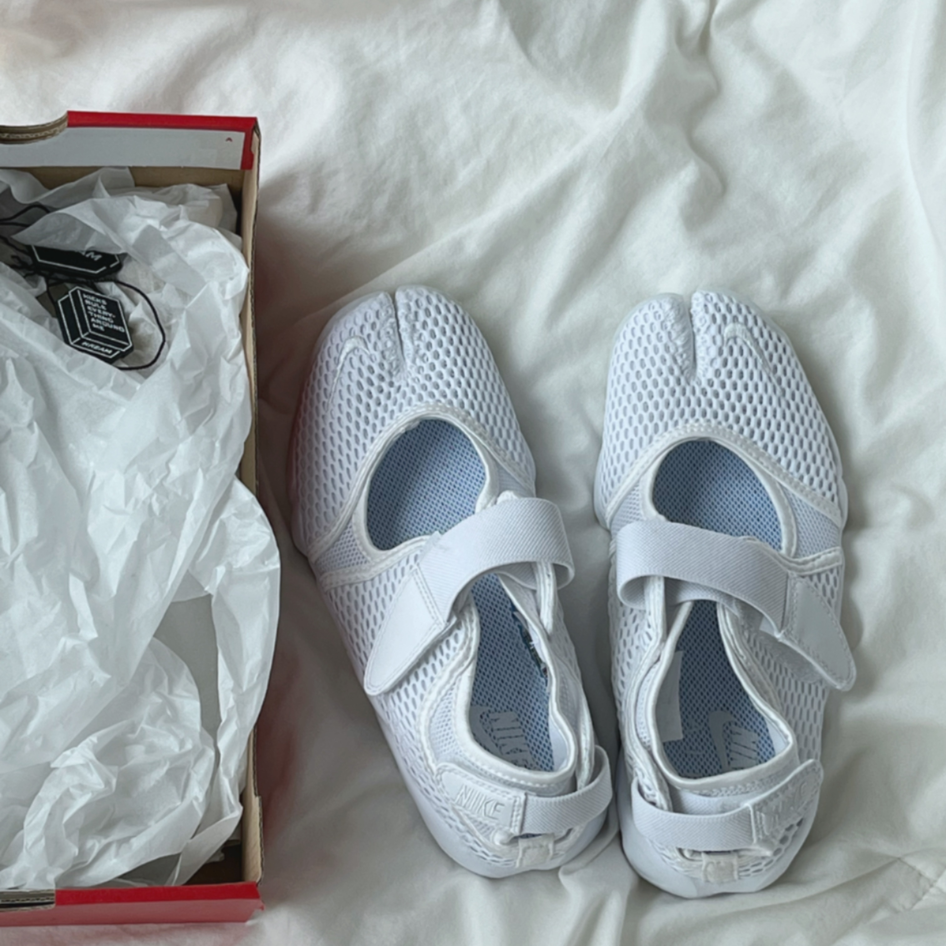 (W) Nike Air Rift Breathe White Pure Platinum 착용 스타일 - 1