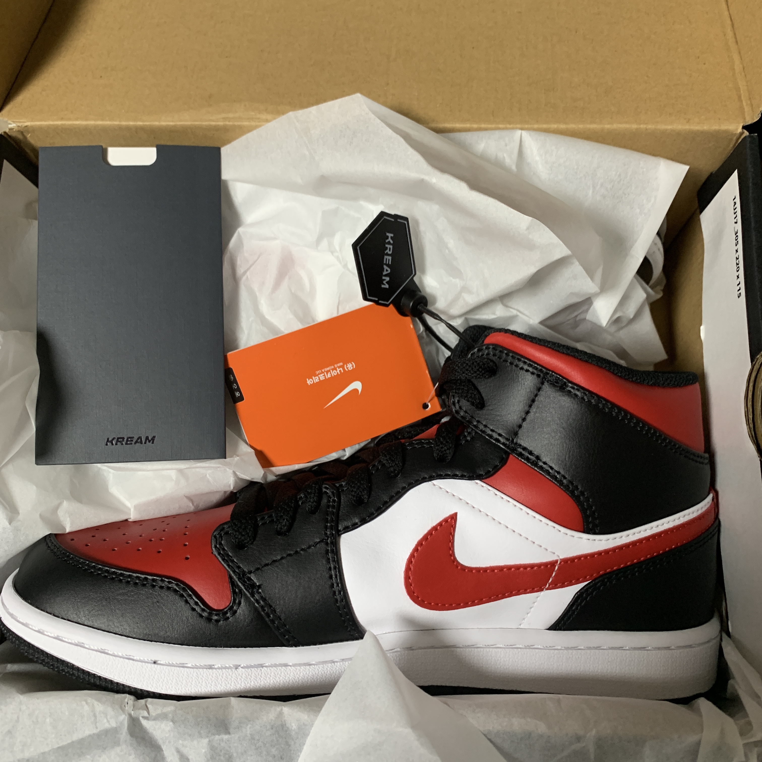 Jordan 1 Mid Black Fire Red 착용 스타일