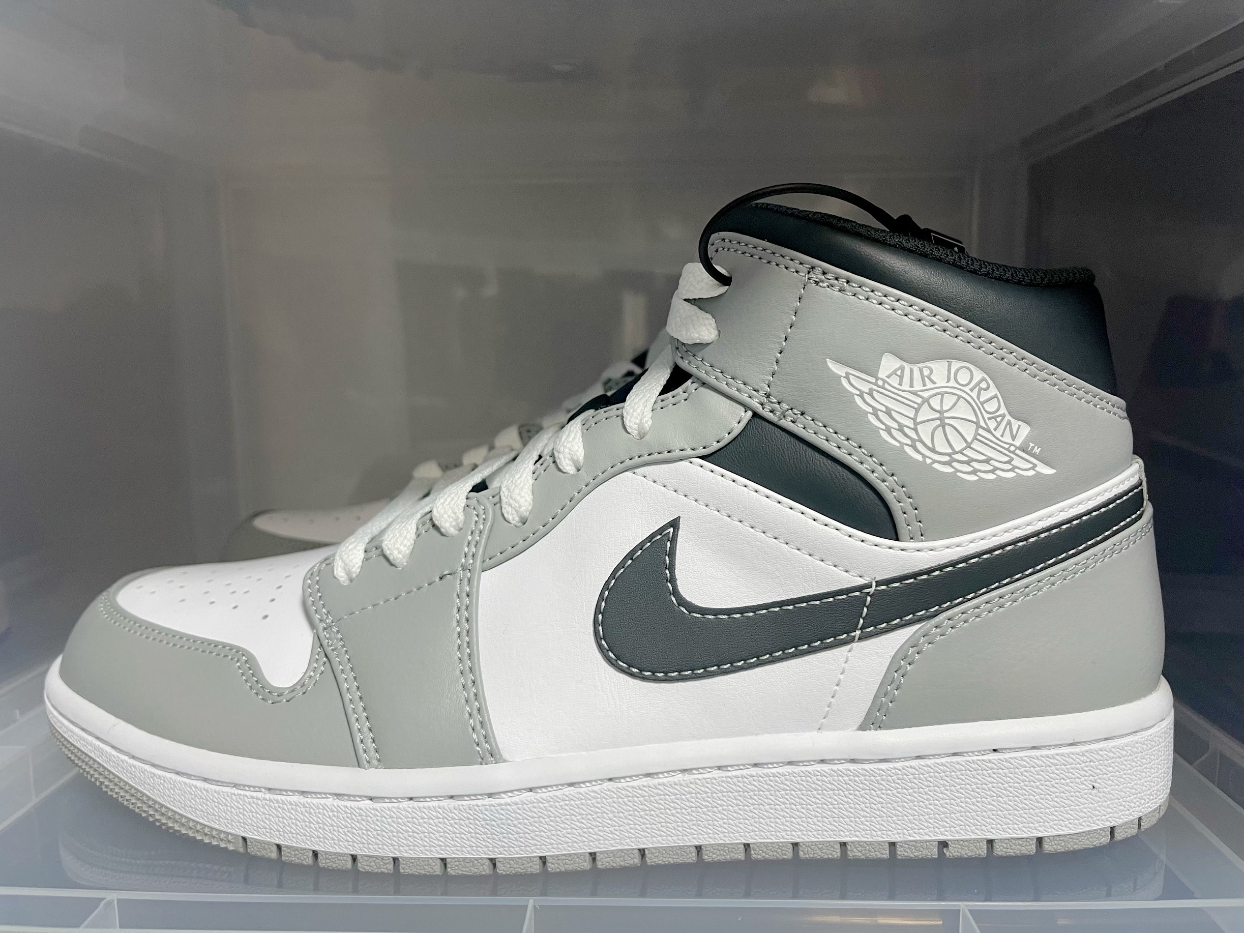 Jordan 1 Mid Light Smoke Grey 착용 스타일 - 2