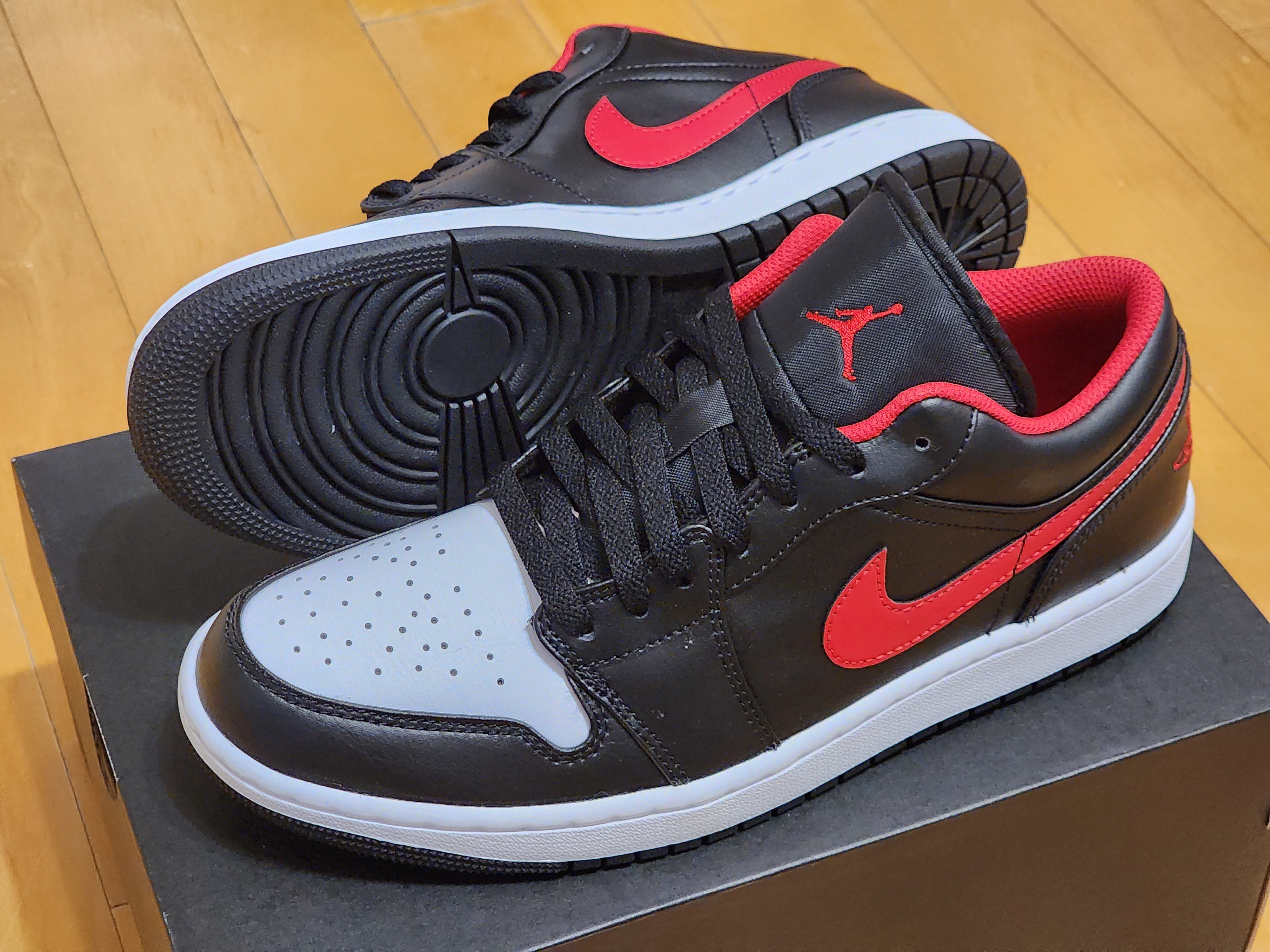Jordan 1 Low Black Fire Red 착용 스타일 - 1