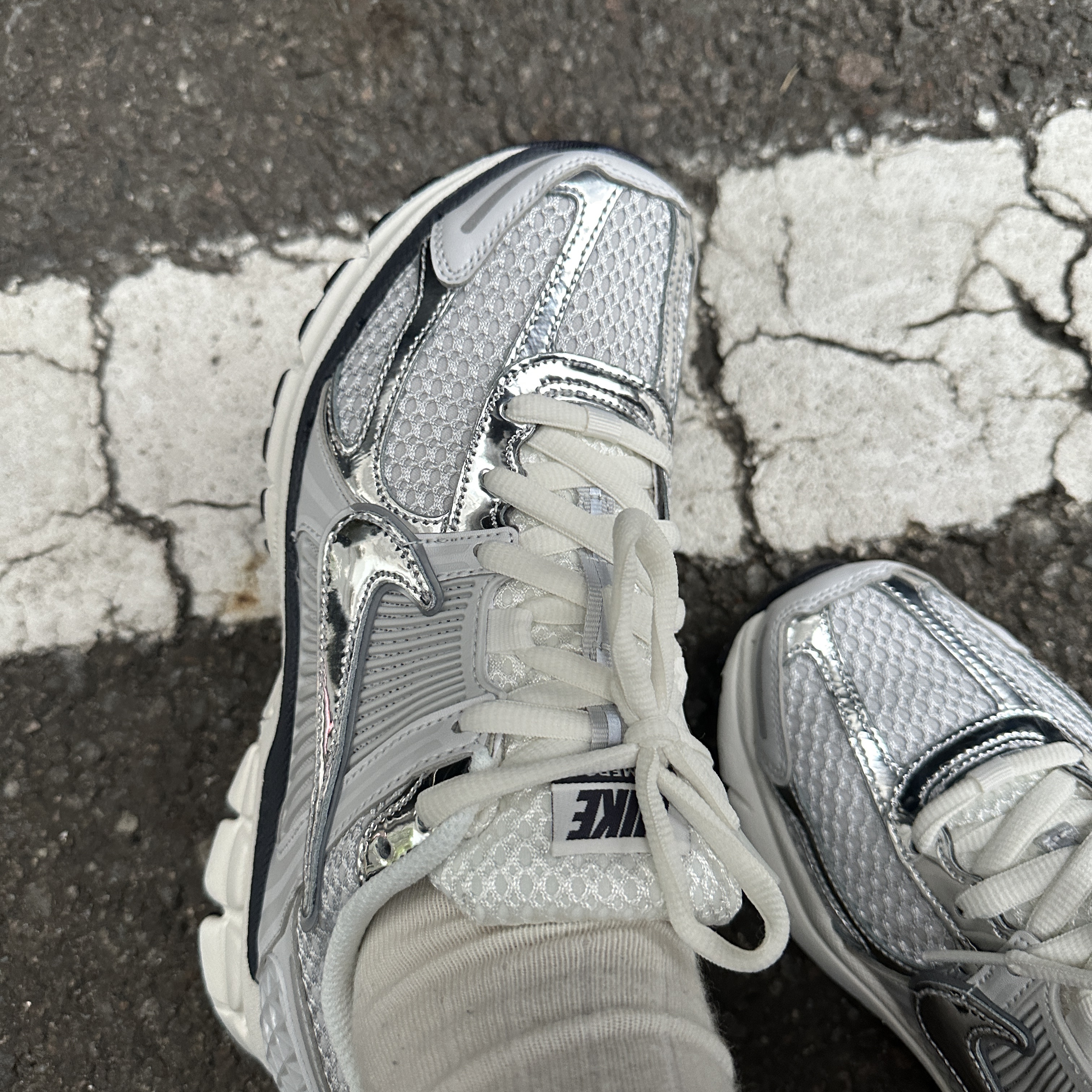 (W) Nike Zoom Vomero 5 Photon Dust and Metallic Silver 착용 스타일 - 1