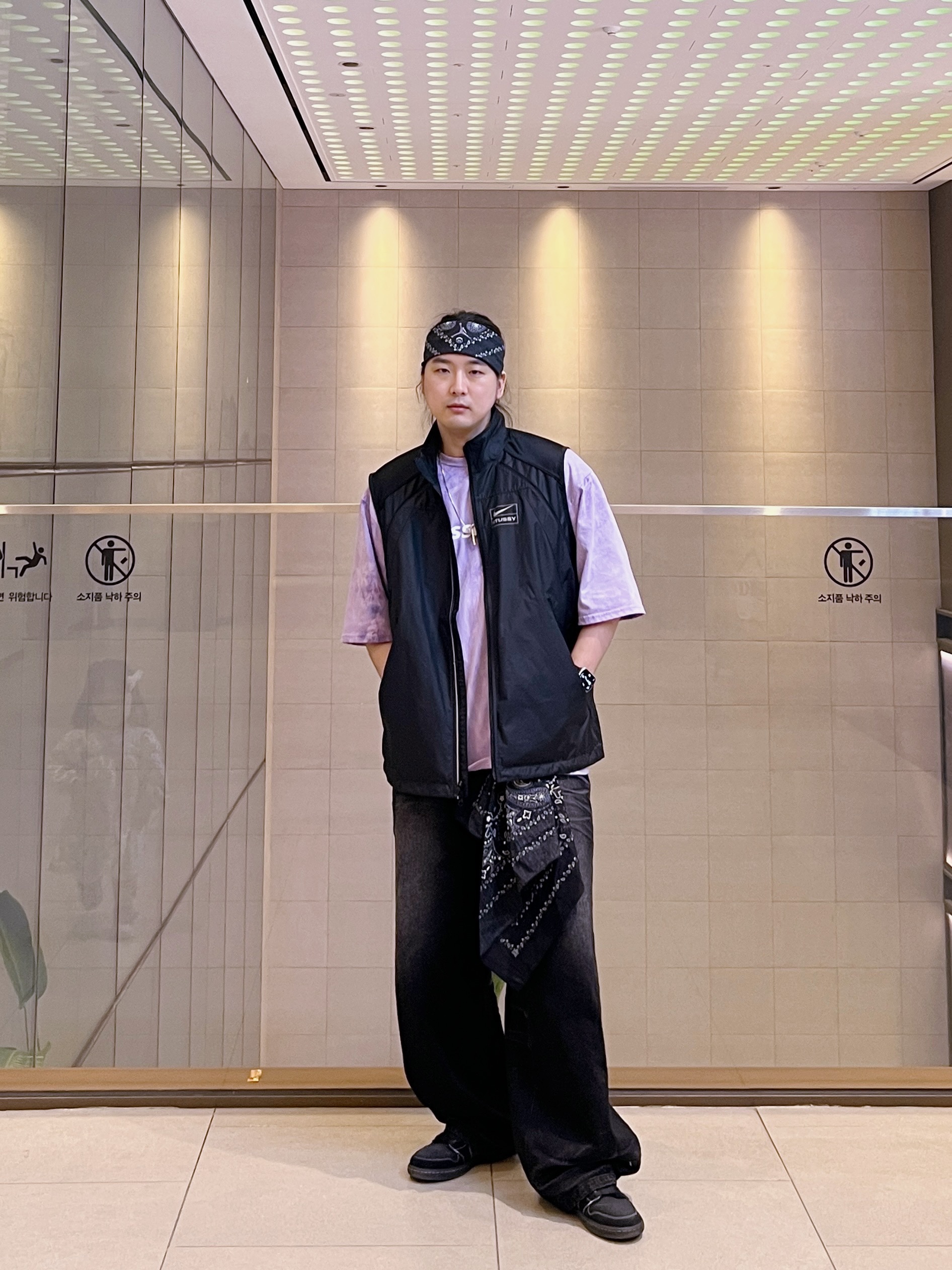 Jordan 1 x Travis Scott Retro Low OG SP Black Phantom, Apple Watch SE 40mm GPS Space Gray Aluminum Case with Sport Band Midnight (Korean Ver.) 착용 스타일 - 2
