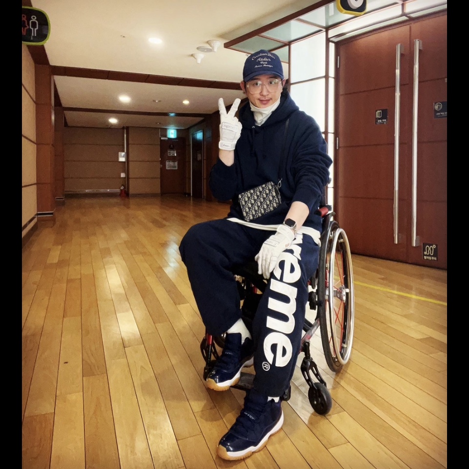 Dior Shoulder Strap Pouch Beige & Black Dior Oblique Jacquard, Supreme Satin Applique Hooded Sweatshirt Navy - 22FW 착용 스타일