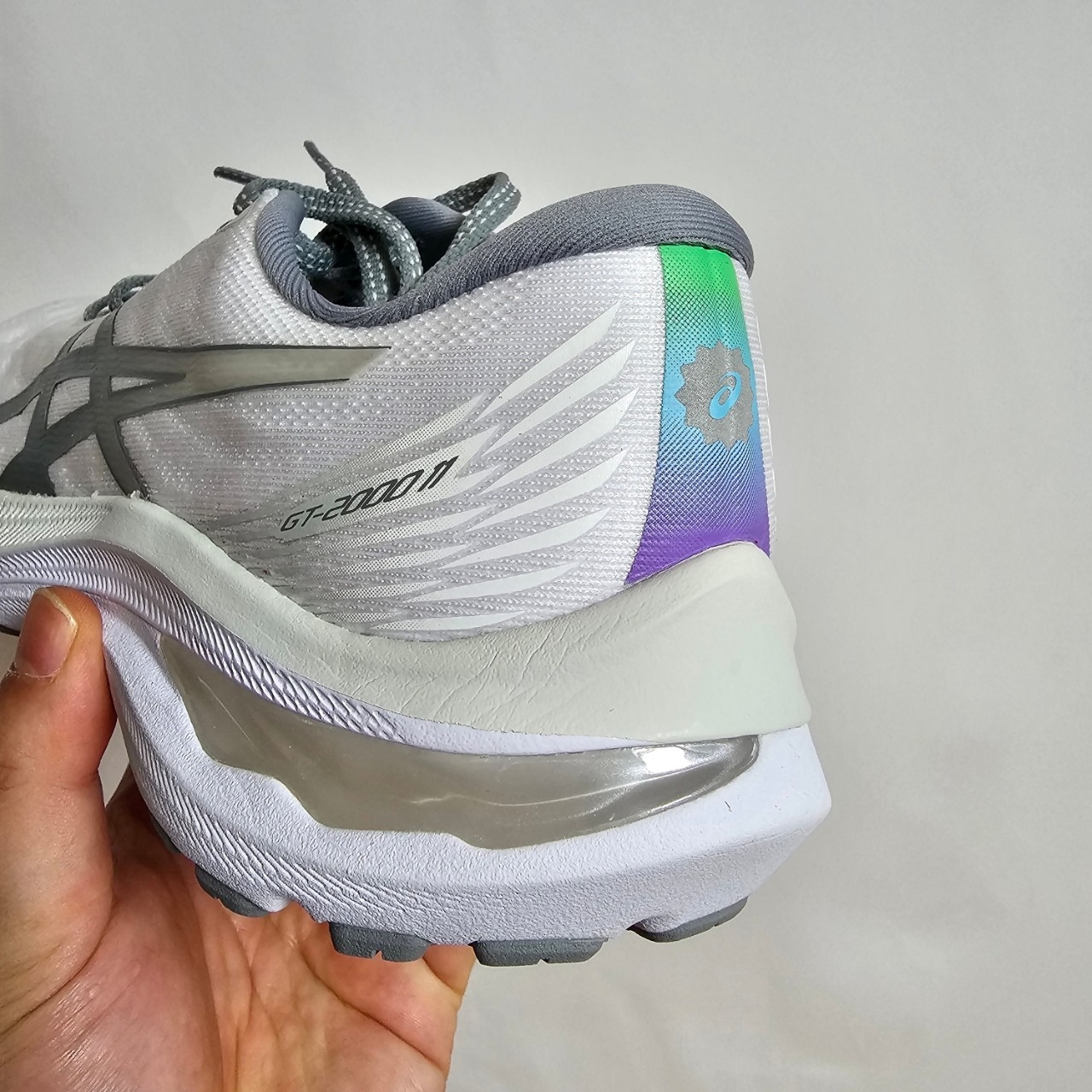 Asics GT-2000 11 Light Mode Edition White Sheet Rock 착용 스타일 - 1