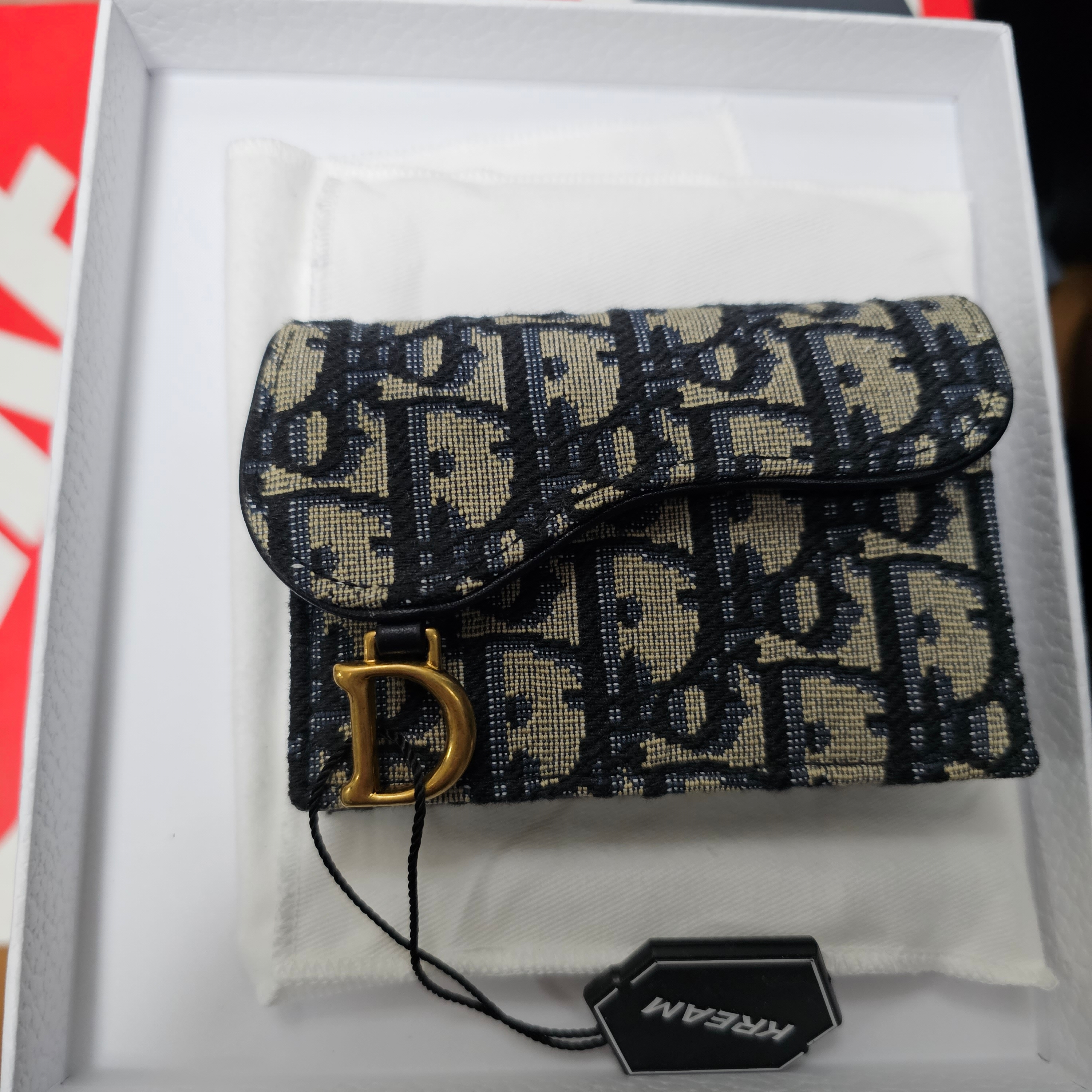 Dior Saddle Flap Card Holder Blue Dior Oblique Jacquard 착용 스타일