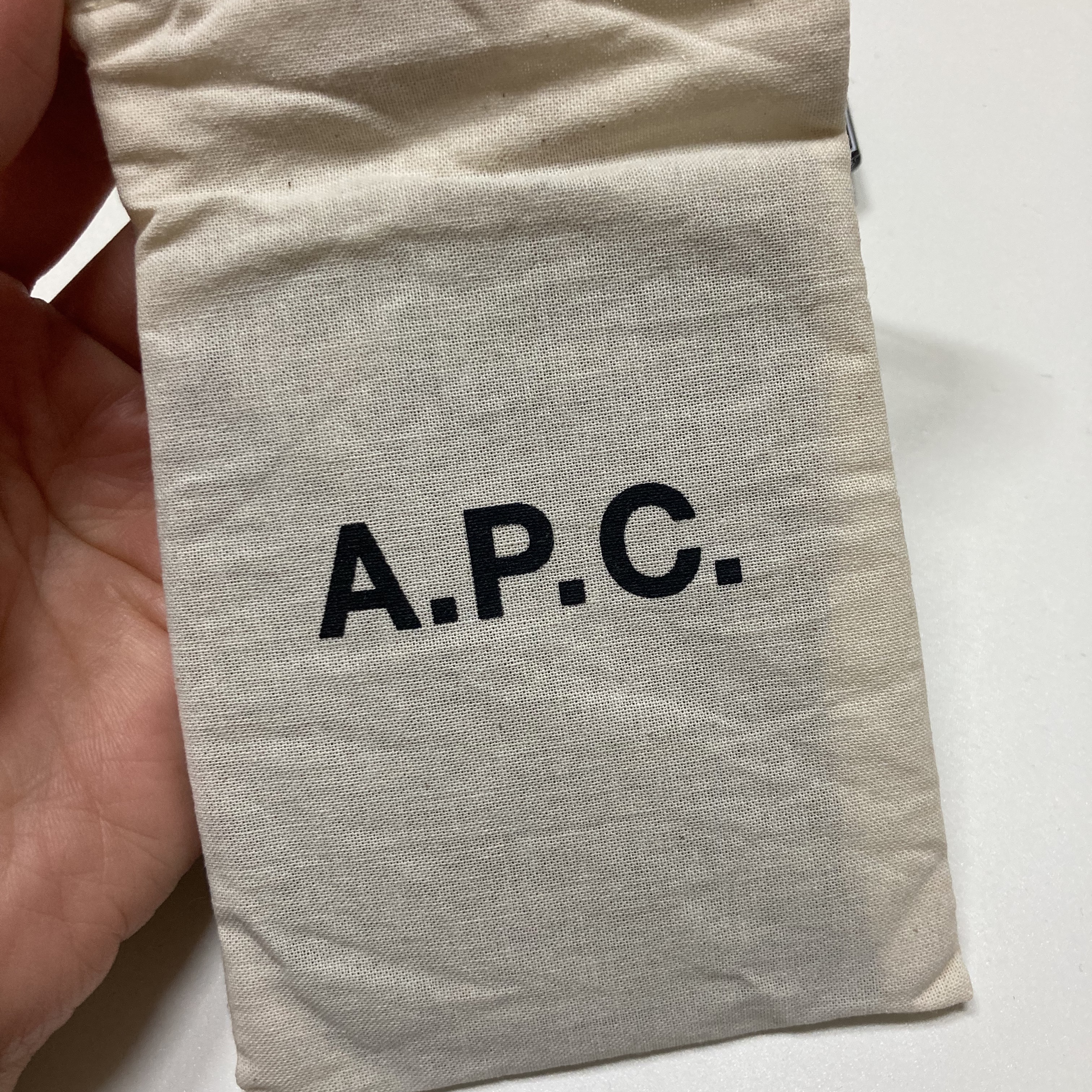 A.P.C. Demi-Lune Card Holder Nut Brown 착용 스타일 - 2