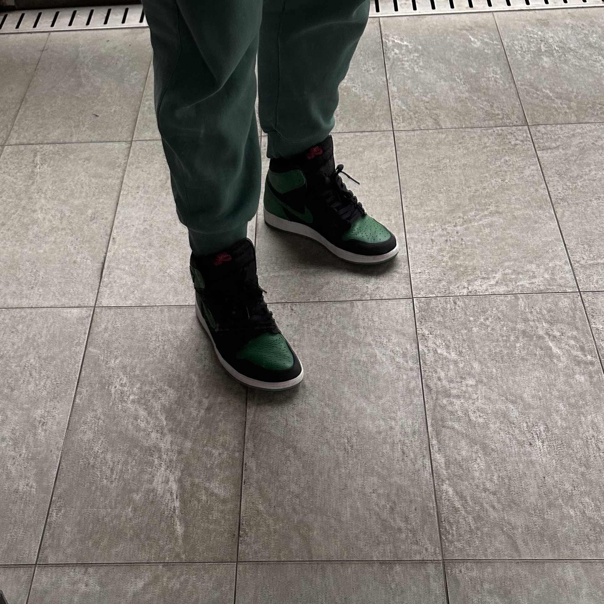 Jordan 1 Retro High OG Pine Green Black 착용 스타일