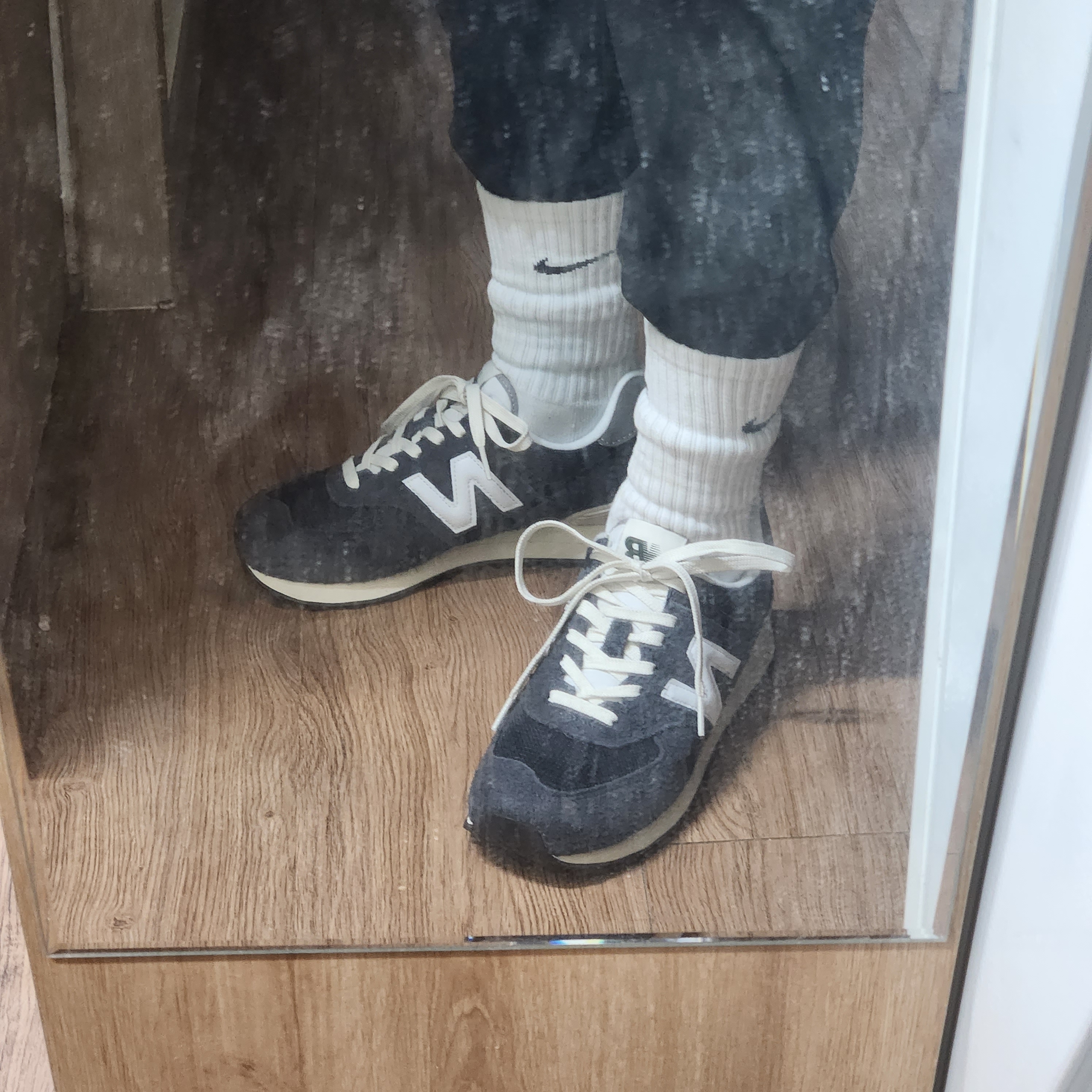 New Balance 574 Heritage Navy 착용 스타일